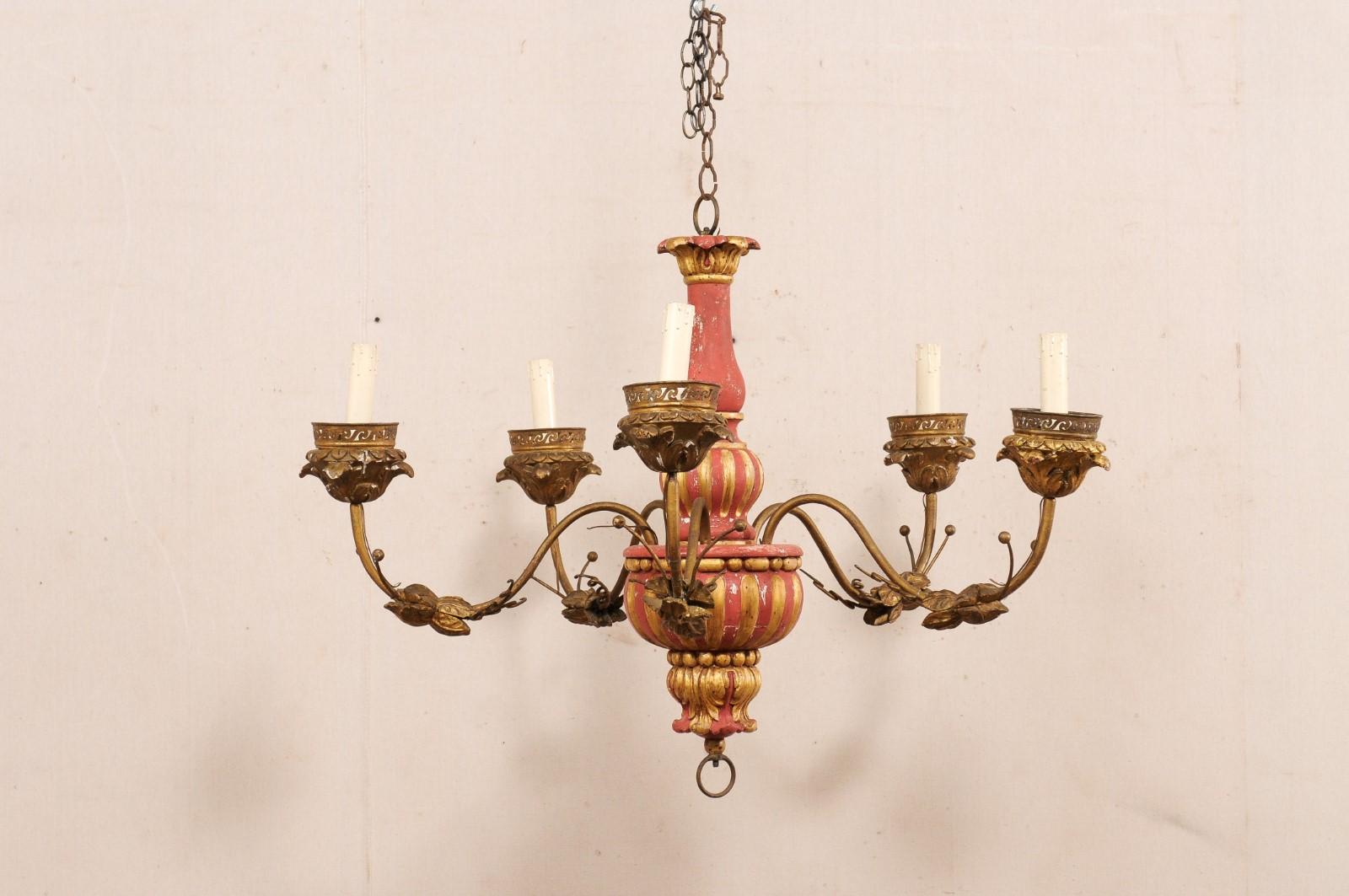 Lustre italien en bois peint avec des bras en métal, du début du 20e siècle. Ce lustre ancien d'Italie présente une colonne centrale en bois avec des détails perlés, cannelés et sculptés d'acanthes. Cinq bras fluides en forme de S s'élèvent et se