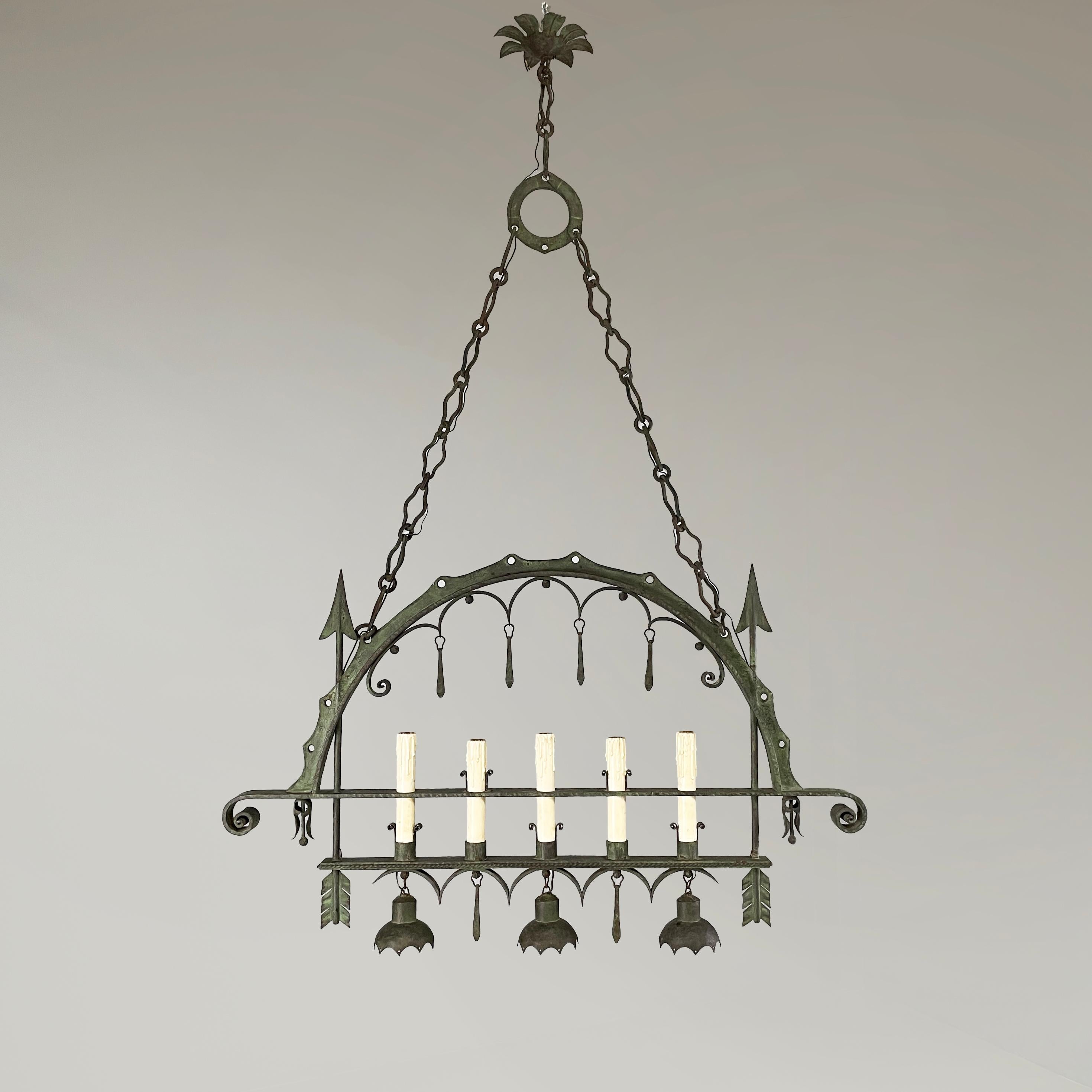 Italian antique Chandelier with eight lights in crafted wrought iron, 1930s
Chandelier with eight lights entirely in wrought iron. The finely crafted arched structure has a central crosspiece on which the lamps are positioned: 5 on candle-shaped