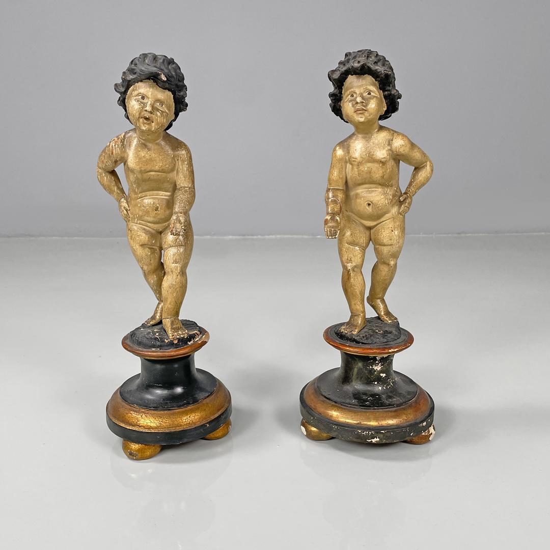 Italian antique cherub wooden sculptures, end of 1800s
Sculptures entirely made of wood depicting cherubs. The figure rests on a carved and shaped black pedestal with three golden feet.
The cherub has been finely carved and painted. The arms are