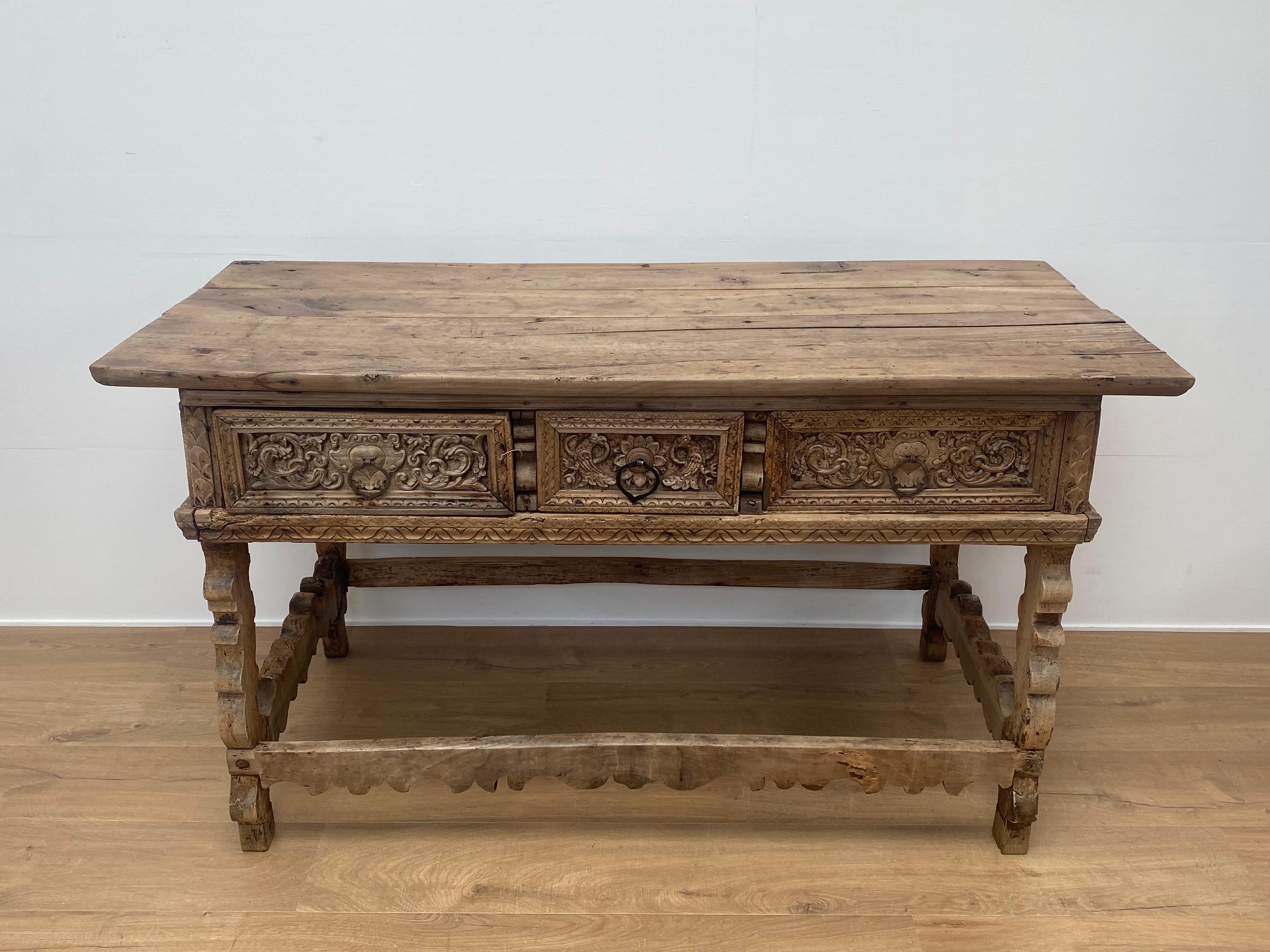 Beautiful Italian Dresser with 3 drawers from Tuscany, late 17 th Century,
the dresser has has a beautiful shine and patina of the bleached Walnut,
the drawers have a fine and beautiful carving,
very decorative piece