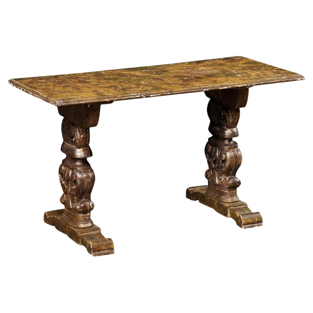 Table basse italienne d'antiquités avec pieds à tréteaux sculptés et plateau en faux marbre