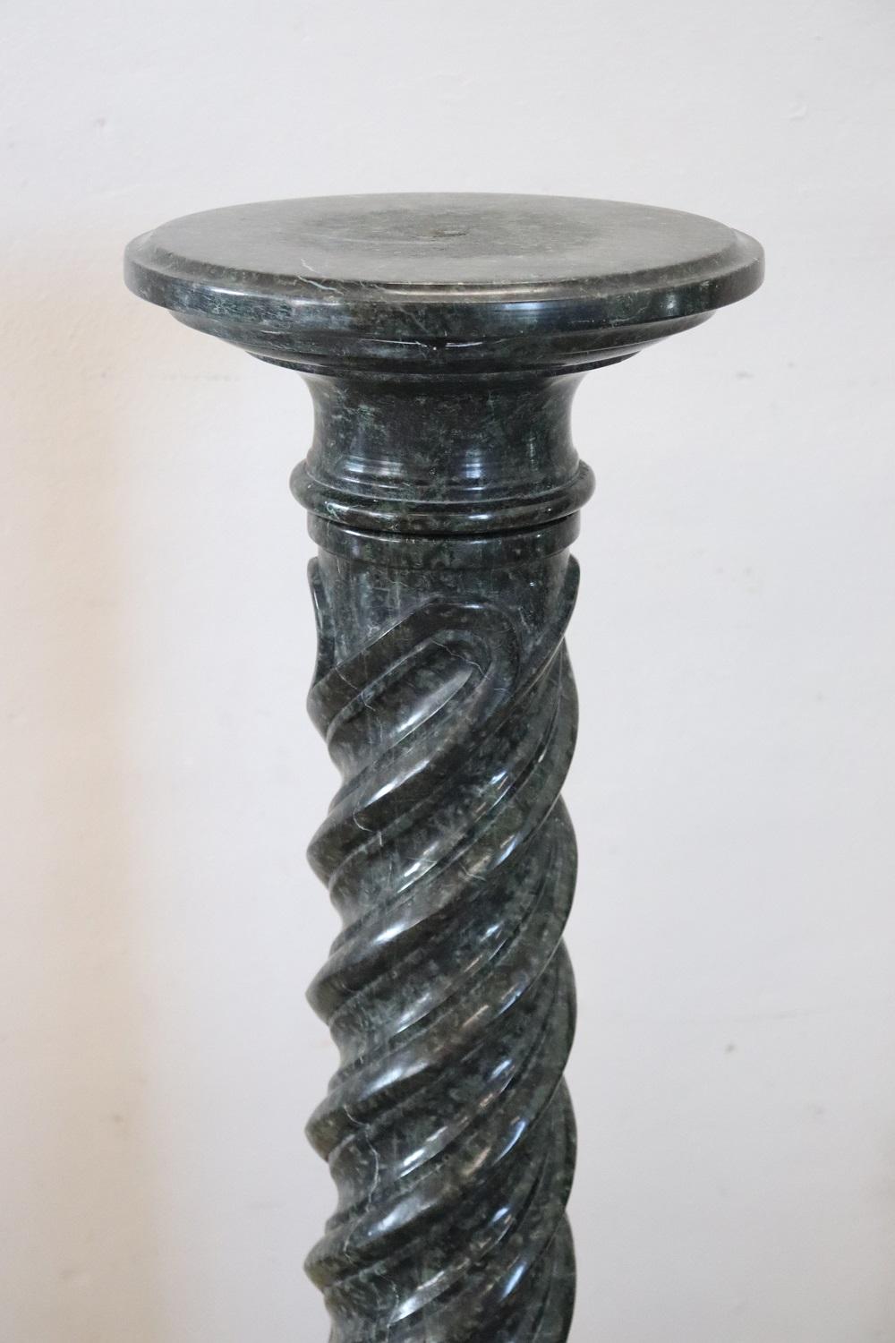 Questa spettacolare colonna antica della fine del XIX secolo è realizzata in prezioso marmo verde italiano proveniente dalle Alpi. Il corpo è scolpito in marmo con un motivo a spirale. Le sue dimensioni ti permettono di esporre sculture o anche vasi
