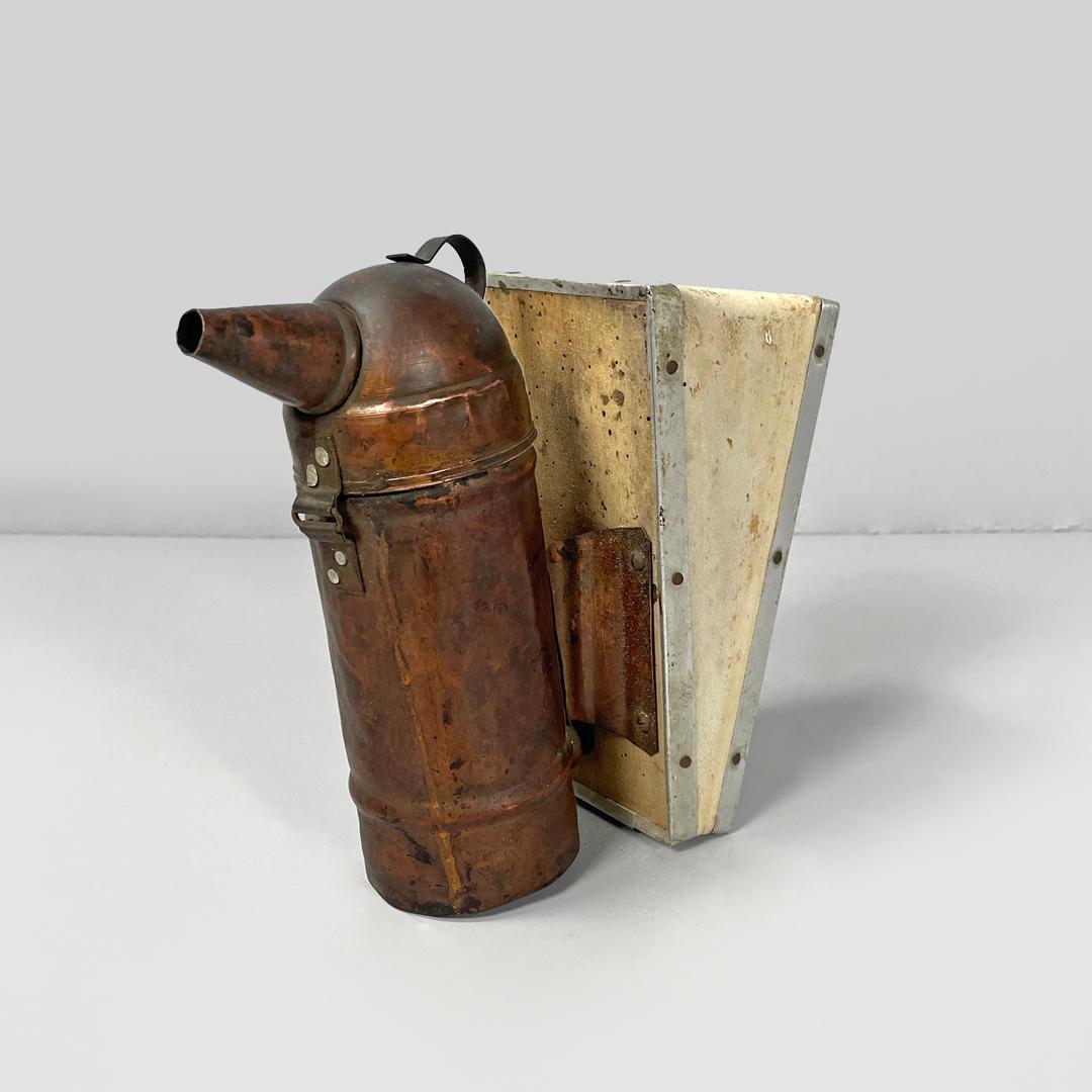 Italian antique copper wood and bee smoker with bellows, first half of 1900s
Bee smoker with cylindrical copper mouthpiece, with cut conical spout and small handle to open it. The bellows is made of wood, metal and white fabric.
First half of