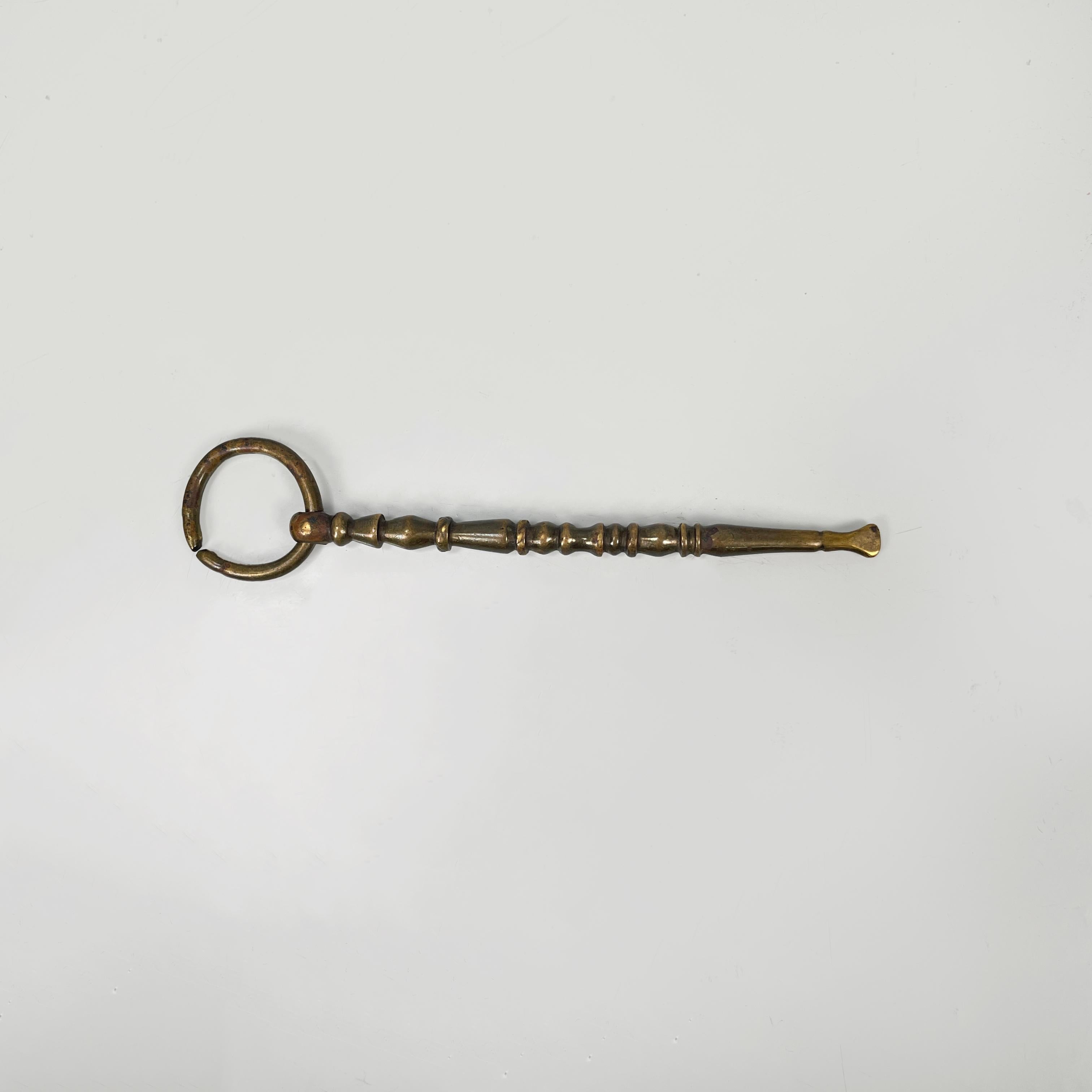 Italienischer antiker Kornhalter aus Messing, Anfang 1900
Maishalter aus Messing, um Maiskolben warm zu halten, ohne sich die Hände zu verbrennen. Die Struktur besteht aus einem geraden, bearbeiteten Teil, der eingesetzt werden soll, und einem