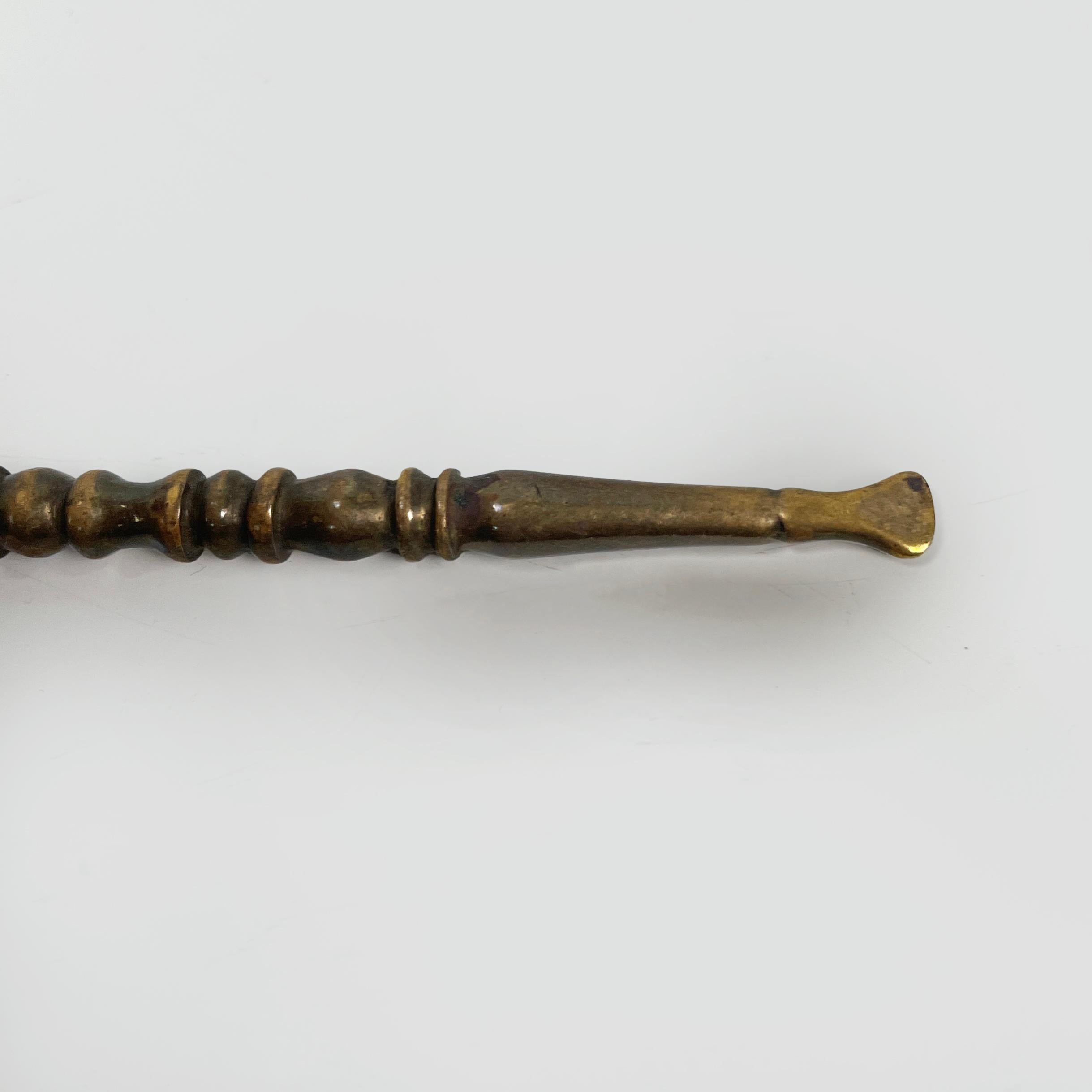Italienischer, antiker Kornhalter aus fein bearbeitetem Messing, Anfang 1900 im Angebot 3