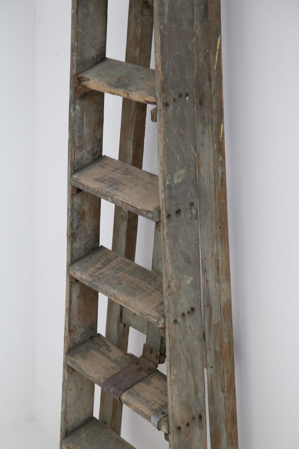 Italienische Antike Dekorative Graue Holztreppe im Angebot 5