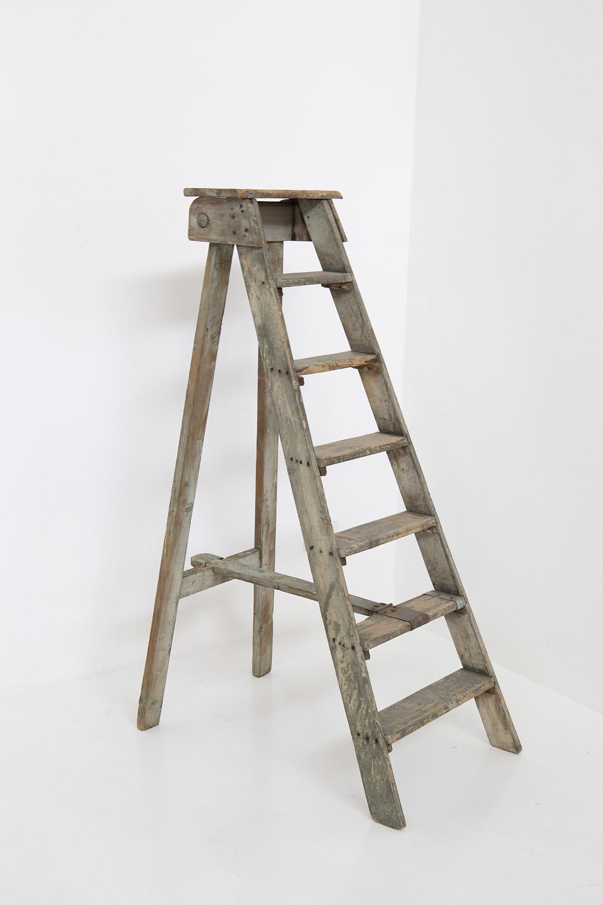 Fabelhafte rustikale italienische Vintage-Treppe aus den 1920er Jahren.
Die Treppe ist aus Holz gefertigt.
Die Leiter ist ein wunderschönes bemaltes Holzdekorationselement aus dem Rustic Chic der frühen 1920er Jahre, das in Italien hergestellt