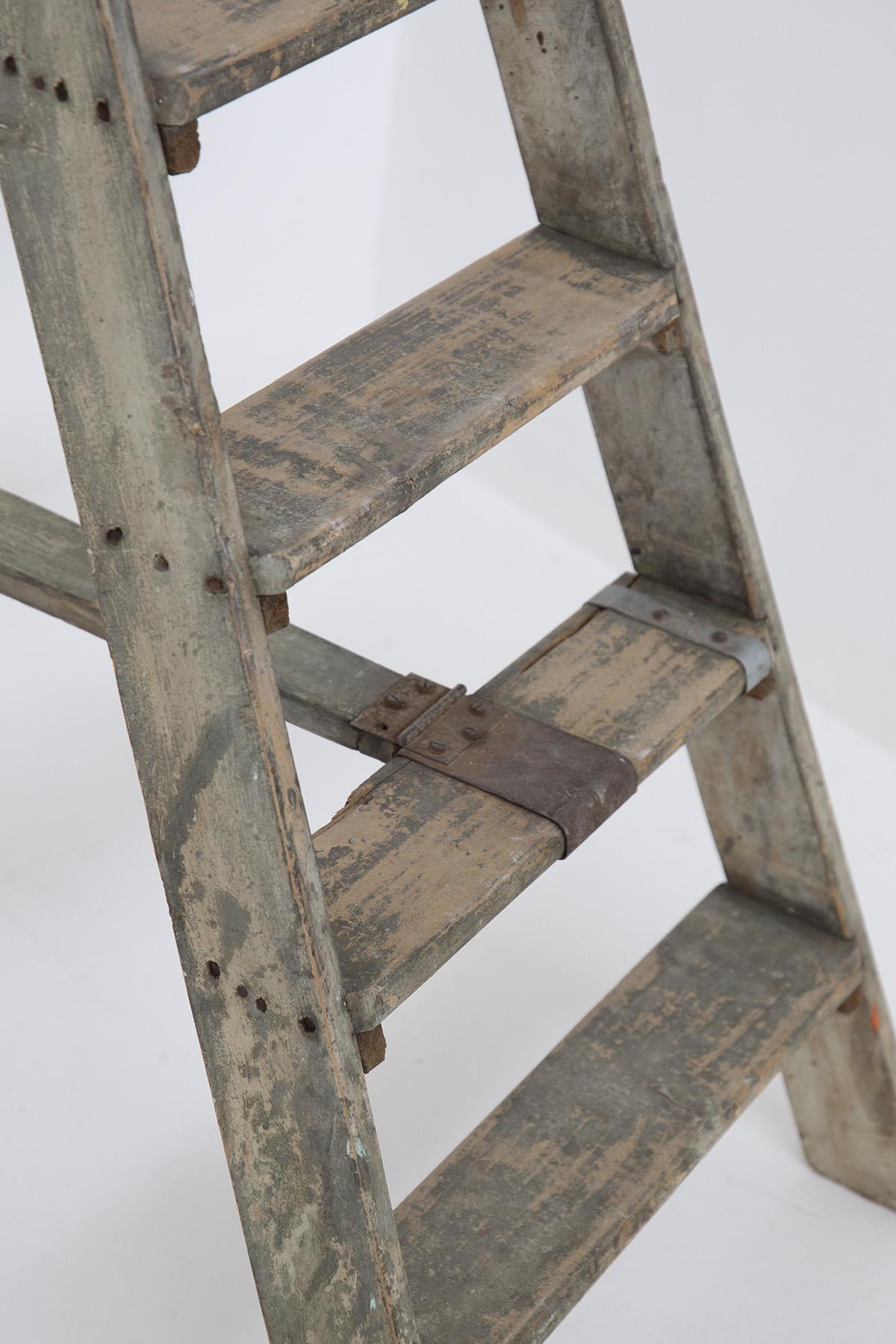 Italienische Antike Dekorative Graue Holztreppe (Frühes 20. Jahrhundert) im Angebot