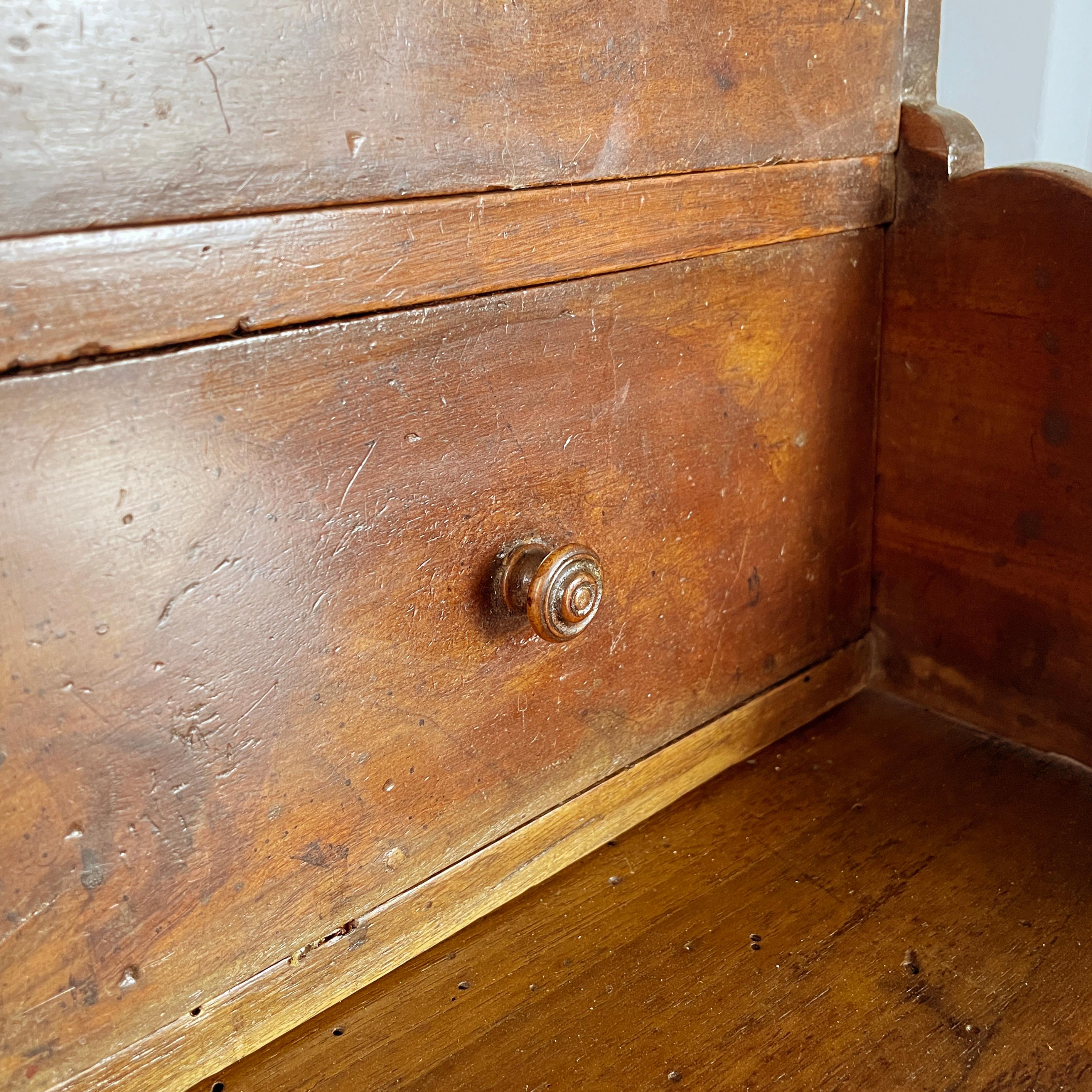 Escritorio antiguo italiano con cajones de madera de nogal, mediados del siglo XIX en venta 6