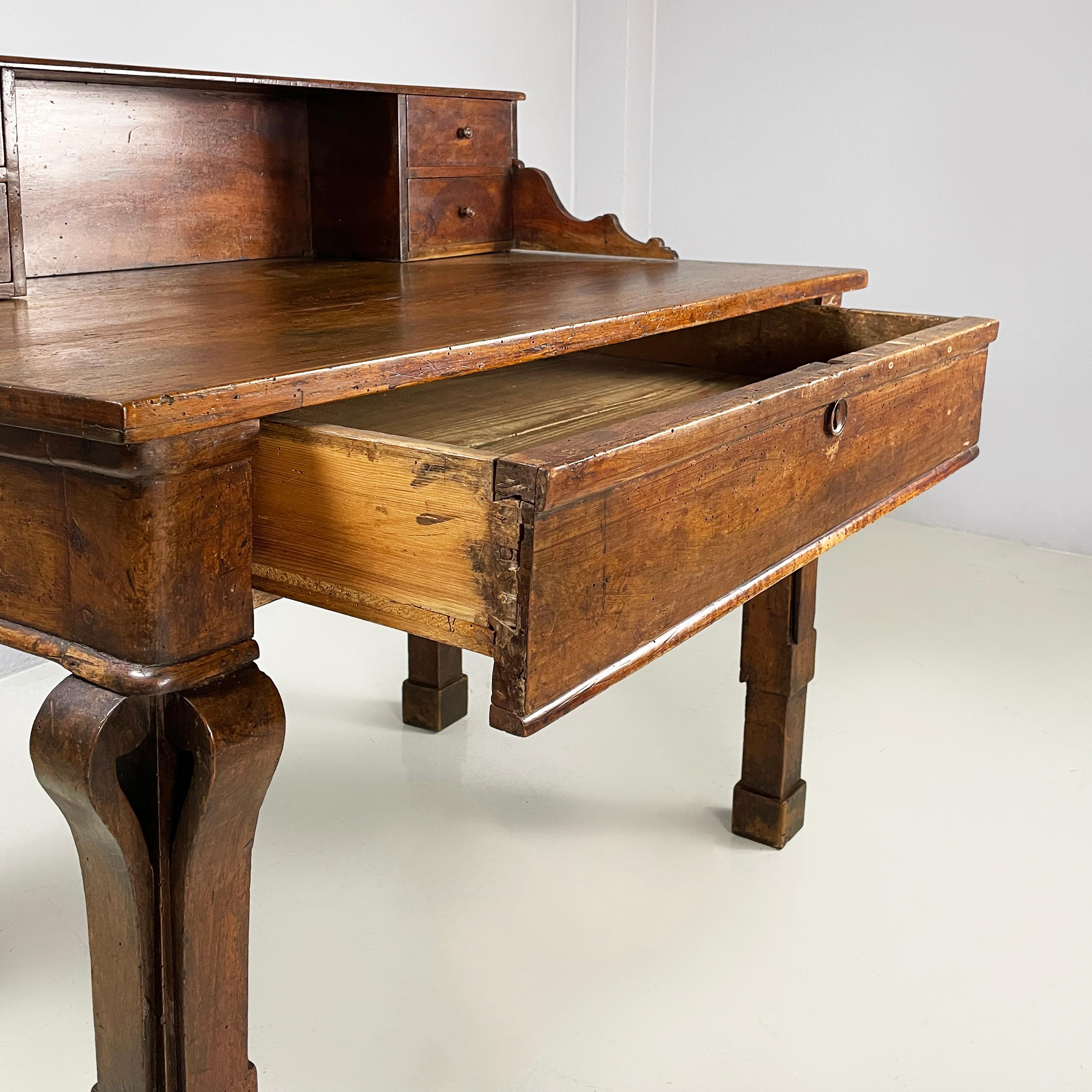 Escritorio antiguo italiano con cajones de madera de nogal, mediados del siglo XIX en venta 7