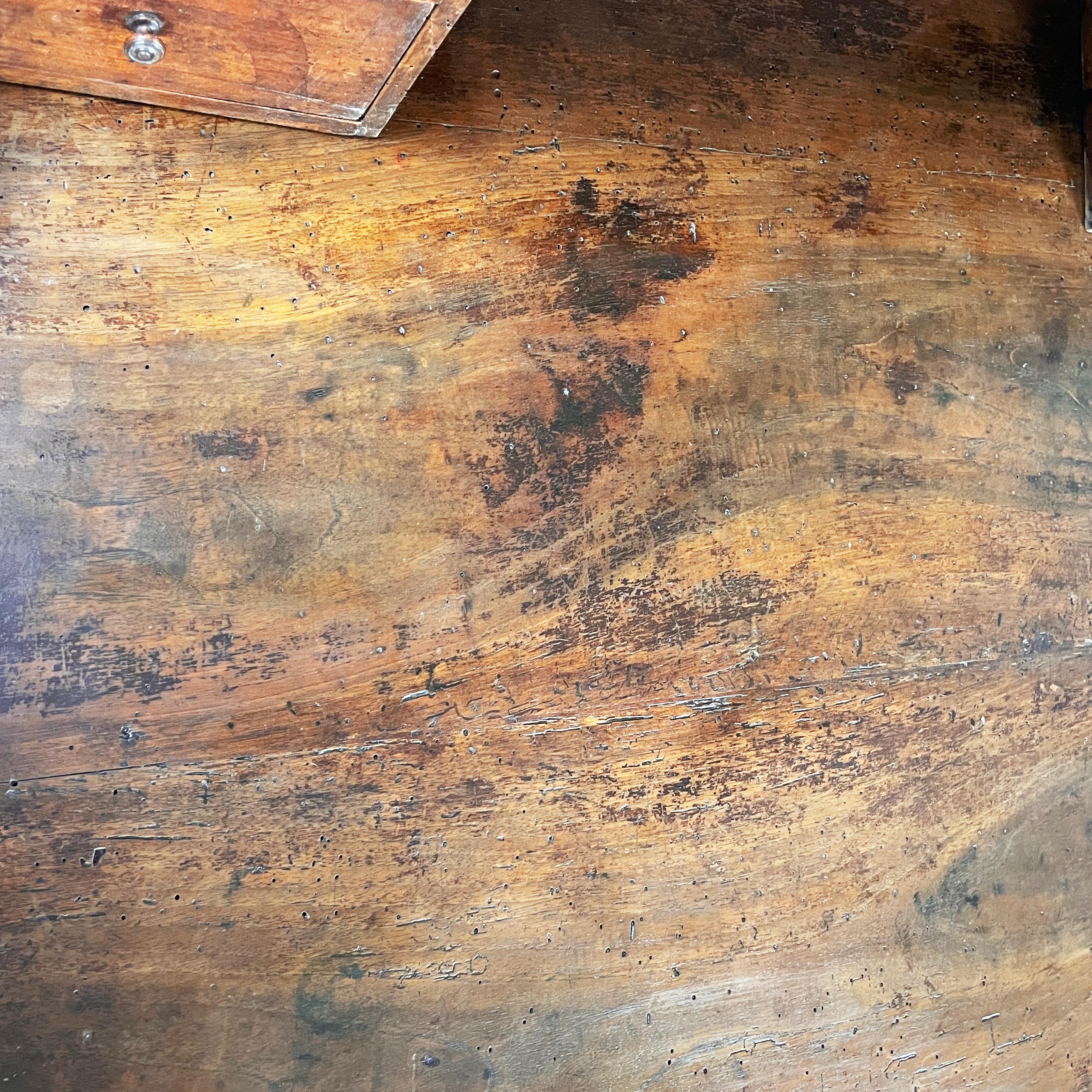Escritorio antiguo italiano con cajones de madera de nogal, mediados del siglo XIX en venta 9