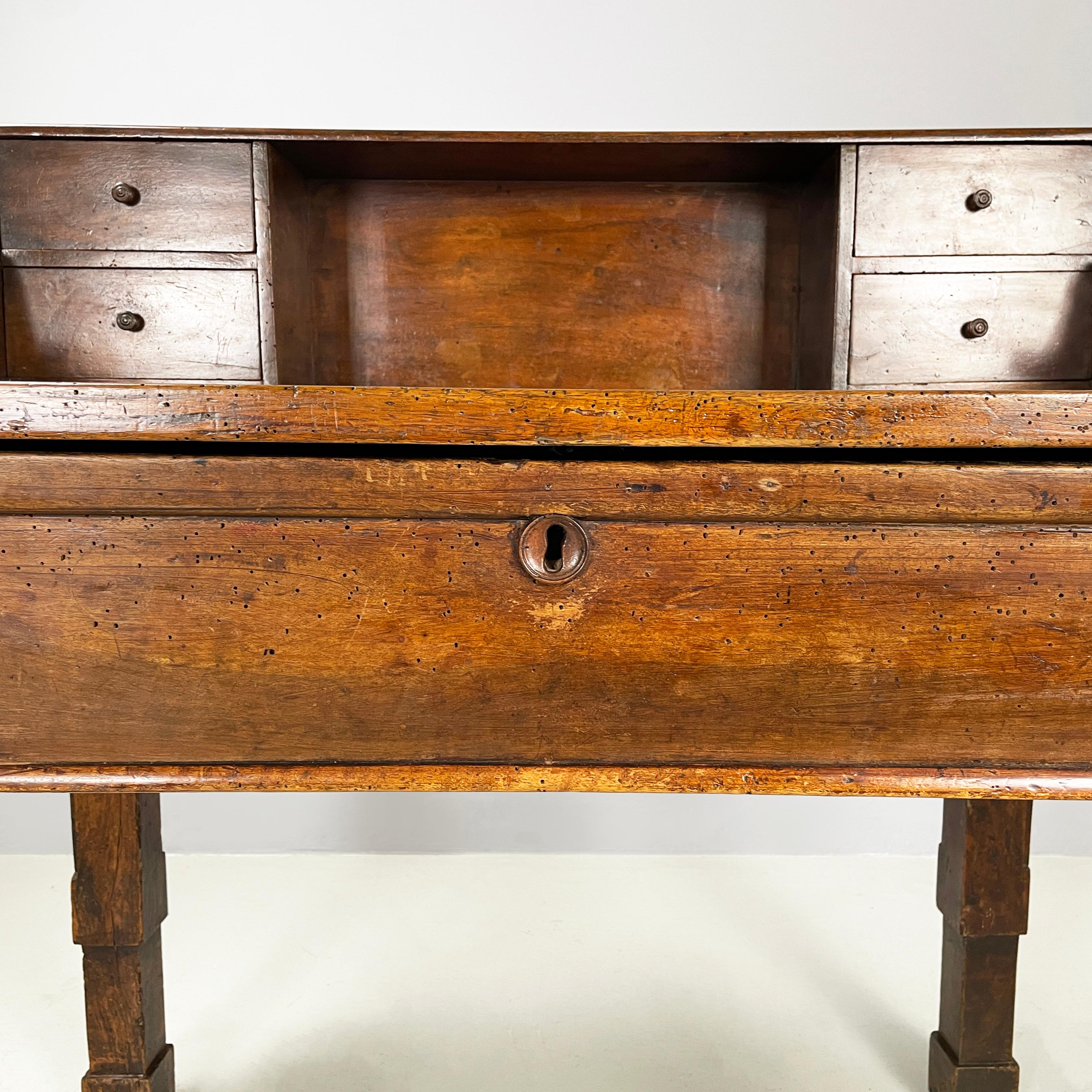 Escritorio antiguo italiano con cajones de madera de nogal, mediados del siglo XIX en venta 10