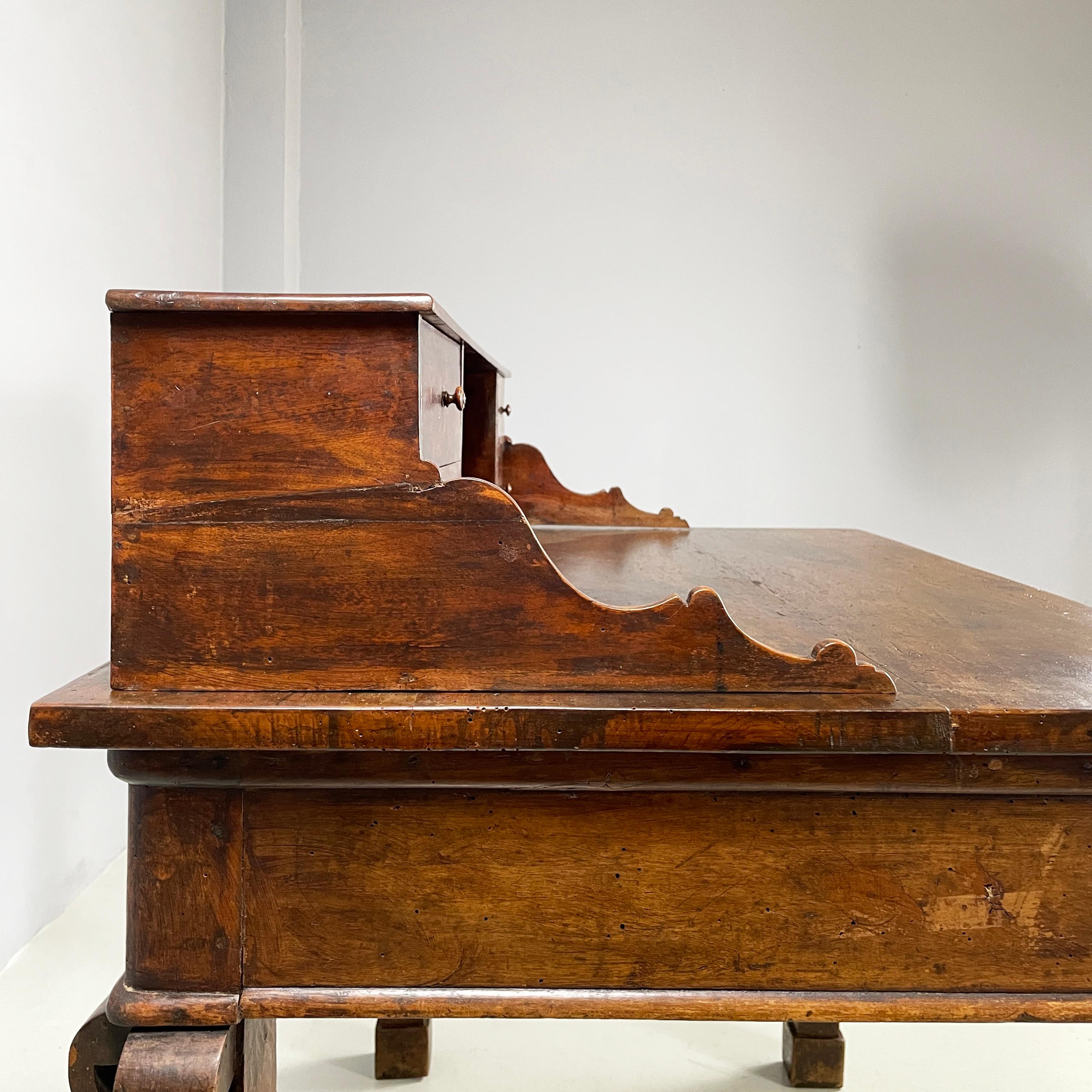 Escritorio antiguo italiano con cajones de madera de nogal, mediados del siglo XIX en venta 11