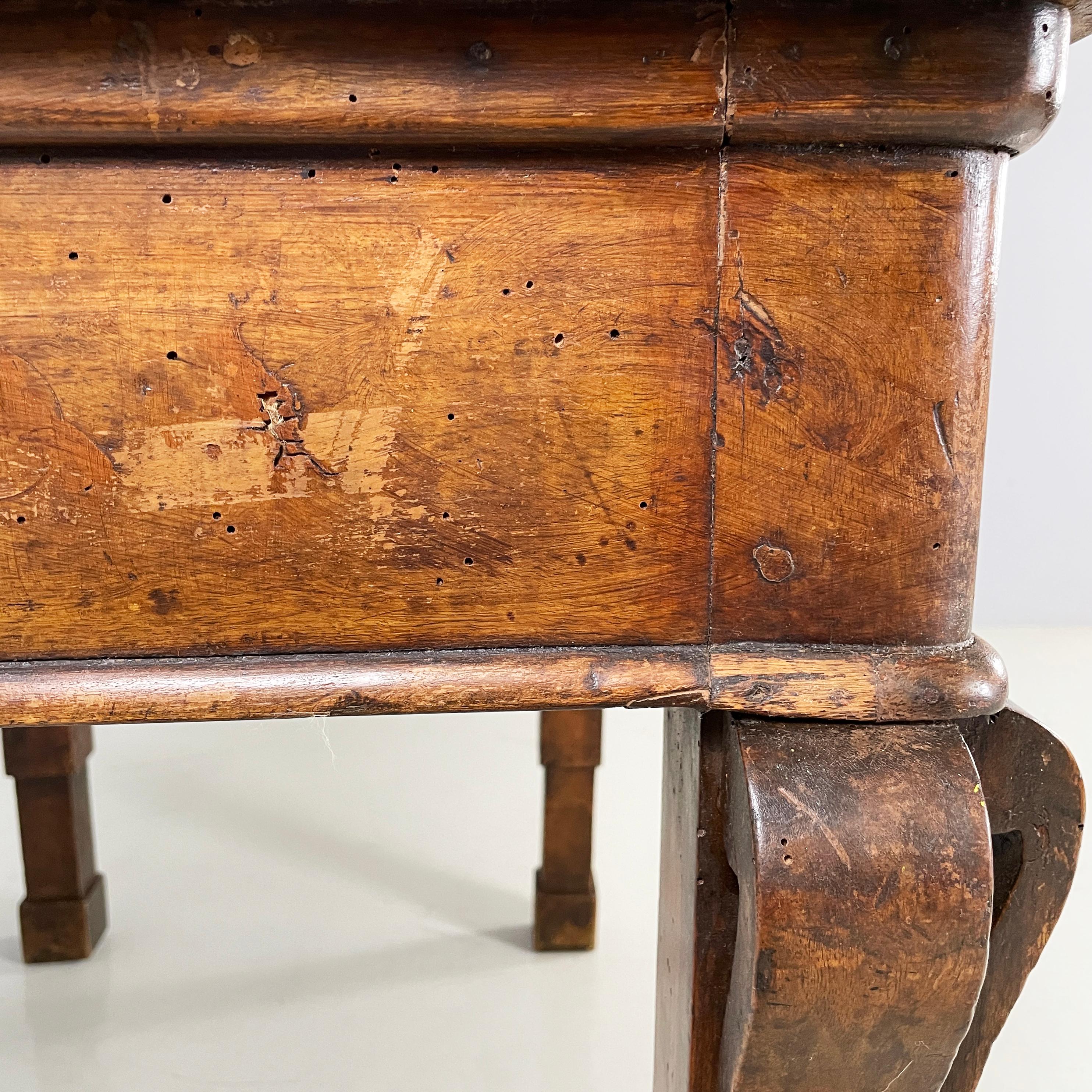 Escritorio antiguo italiano con cajones de madera de nogal, mediados del siglo XIX en venta 12