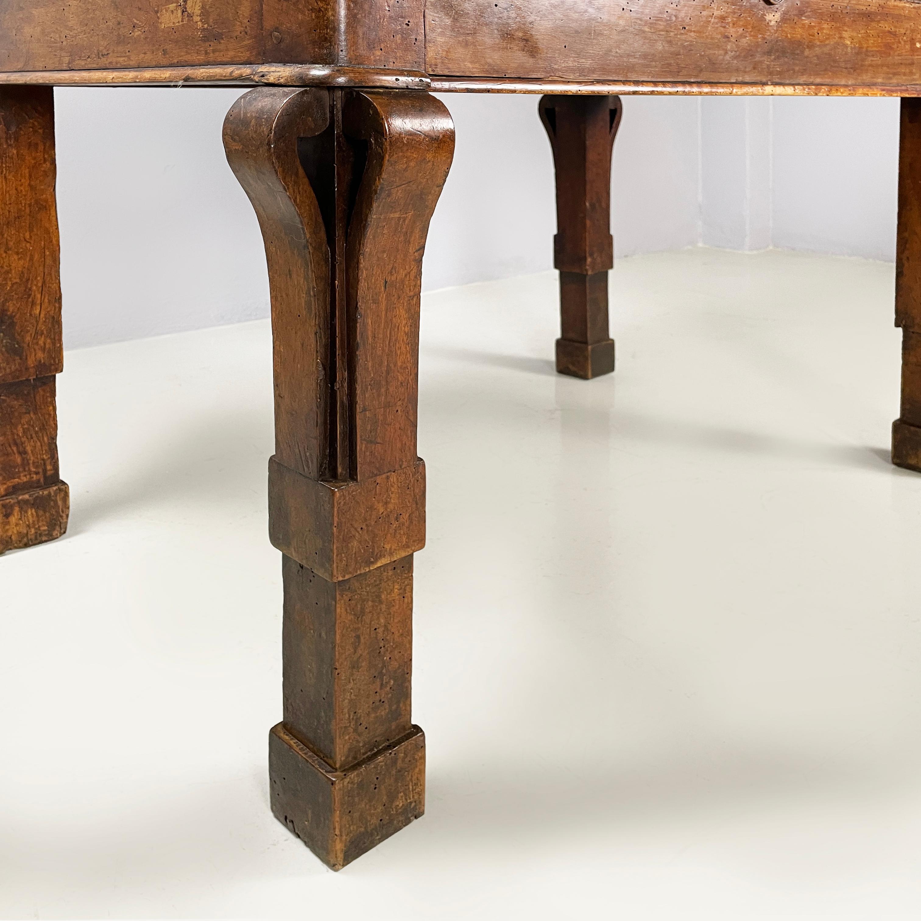 Escritorio antiguo italiano con cajones de madera de nogal, mediados del siglo XIX en venta 13