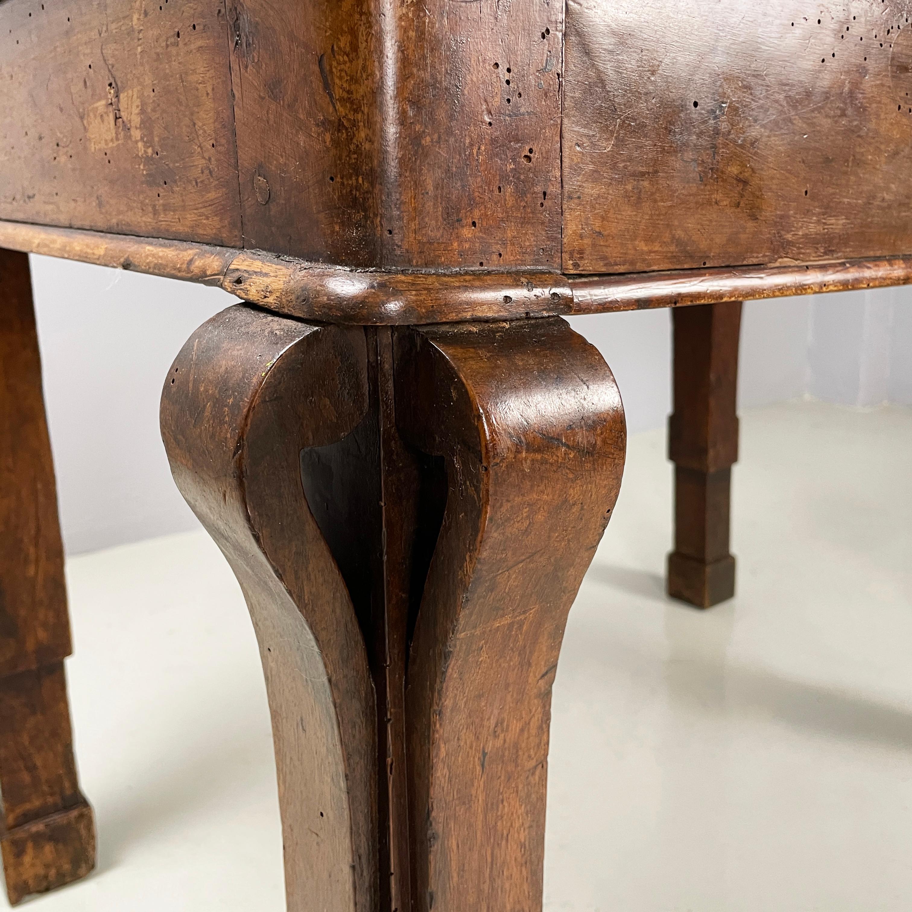 Escritorio antiguo italiano con cajones de madera de nogal, mediados del siglo XIX en venta 14
