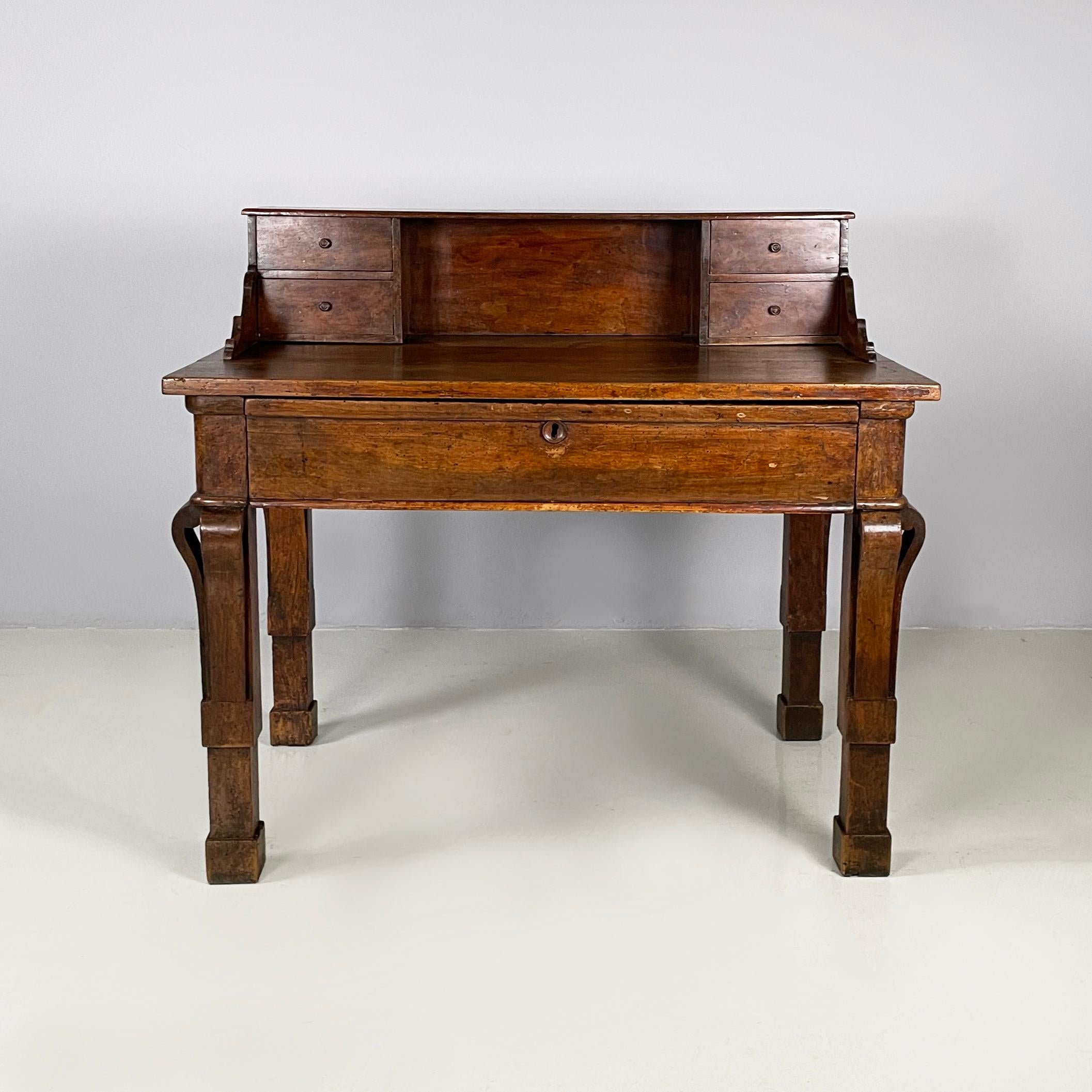 Escritorio antiguo italiano con cajones de madera de nogal, mediados del siglo XIX
Fantástico escritorio vintage de madera de nogal. La parte superior rectangular presenta una balda rectangular con laterales decorados, un compartimento y 4 cajones