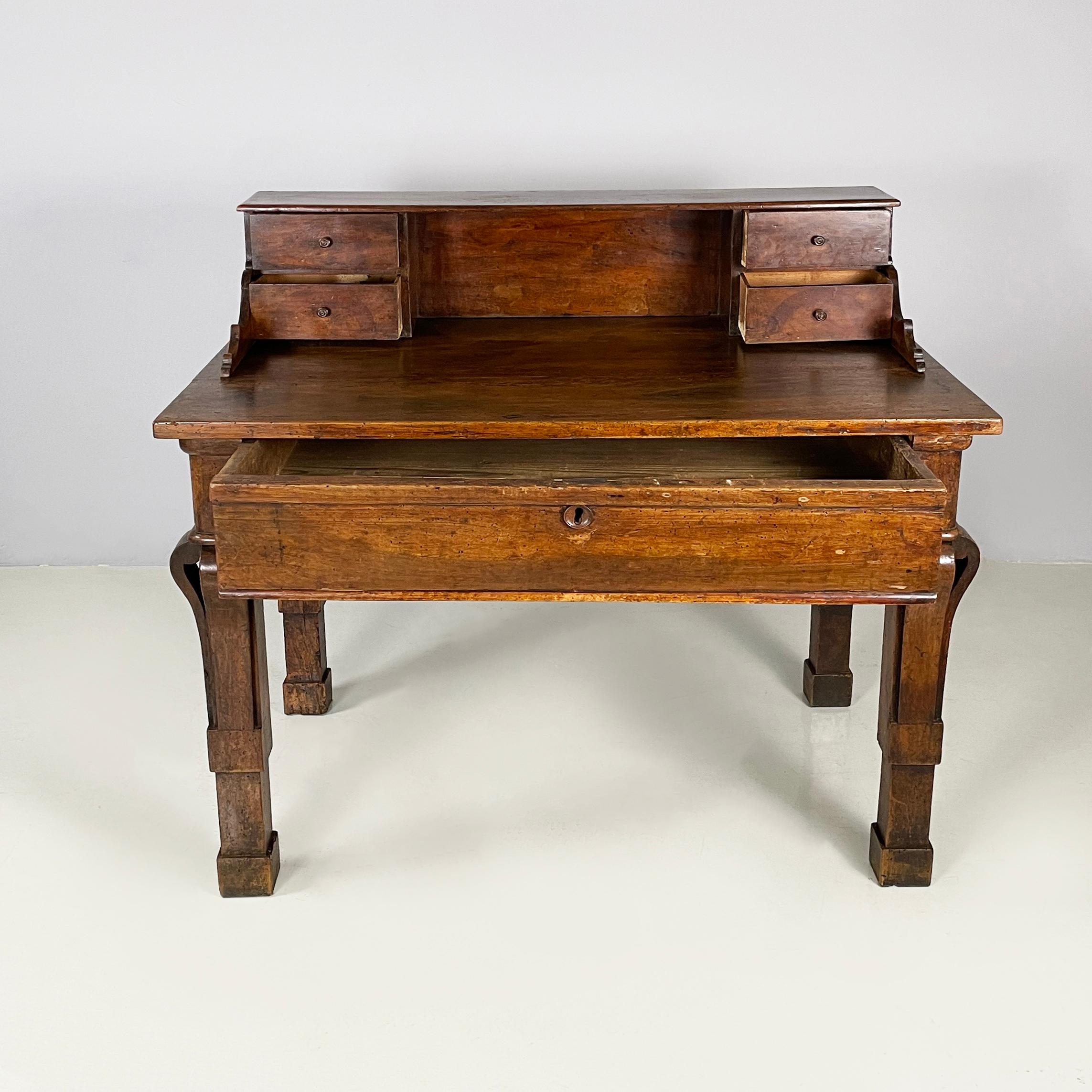 Escritorio antiguo italiano con cajones de madera de nogal, mediados del siglo XIX Italiano en venta