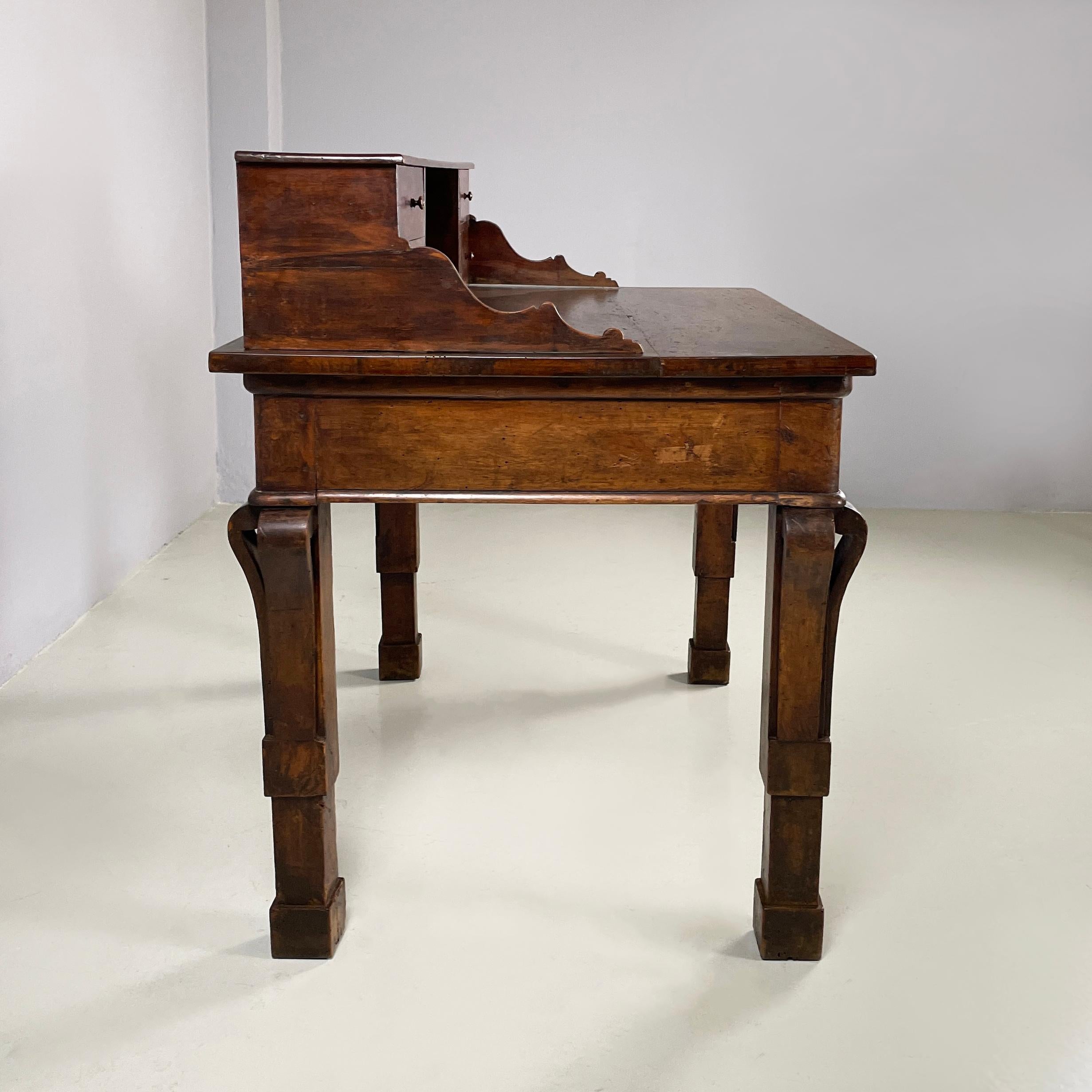 Escritorio antiguo italiano con cajones de madera de nogal, mediados del siglo XIX en Bastante bueno estado para la venta en MIlano, IT