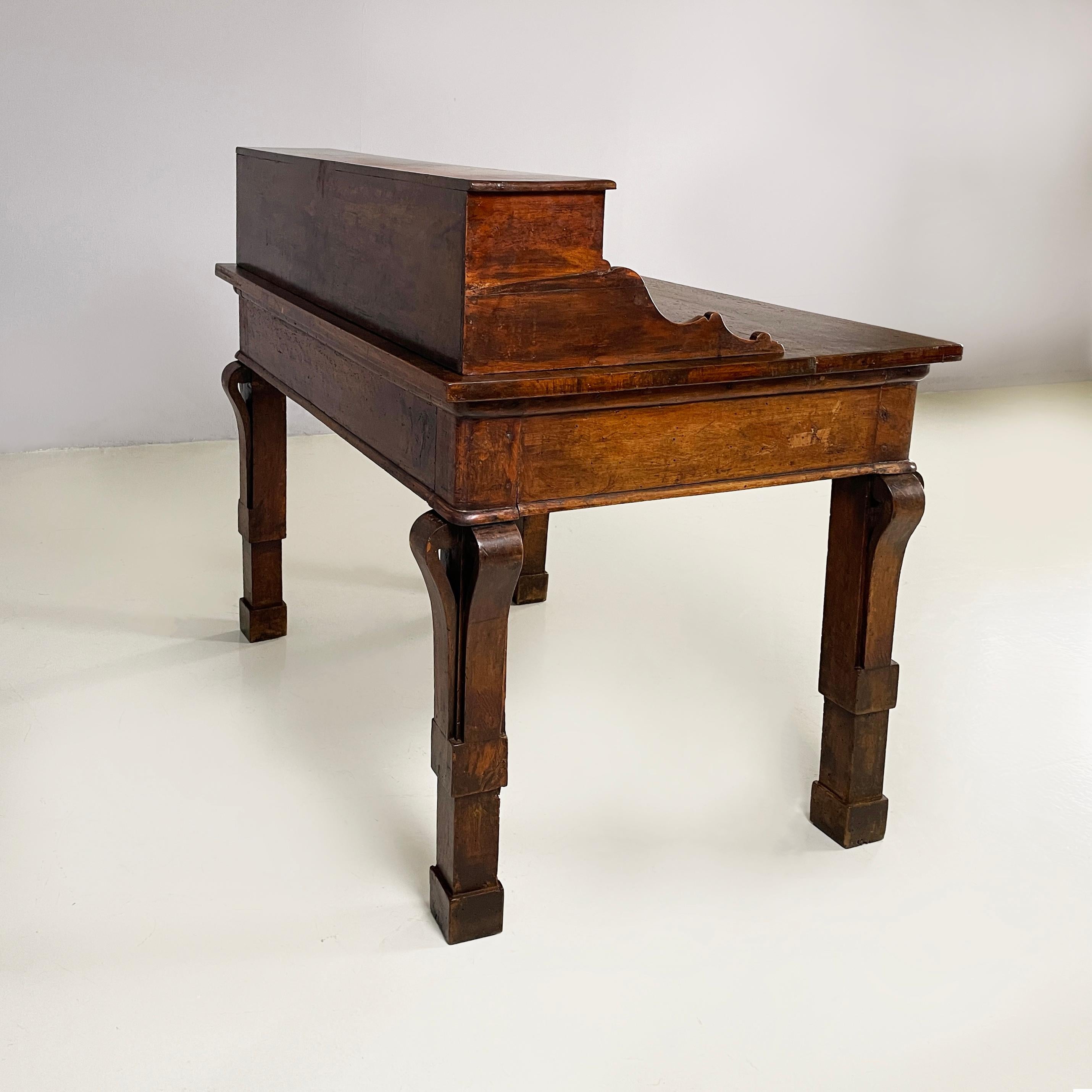 Escritorio antiguo italiano con cajones de madera de nogal, mediados del siglo XIX Madera en venta