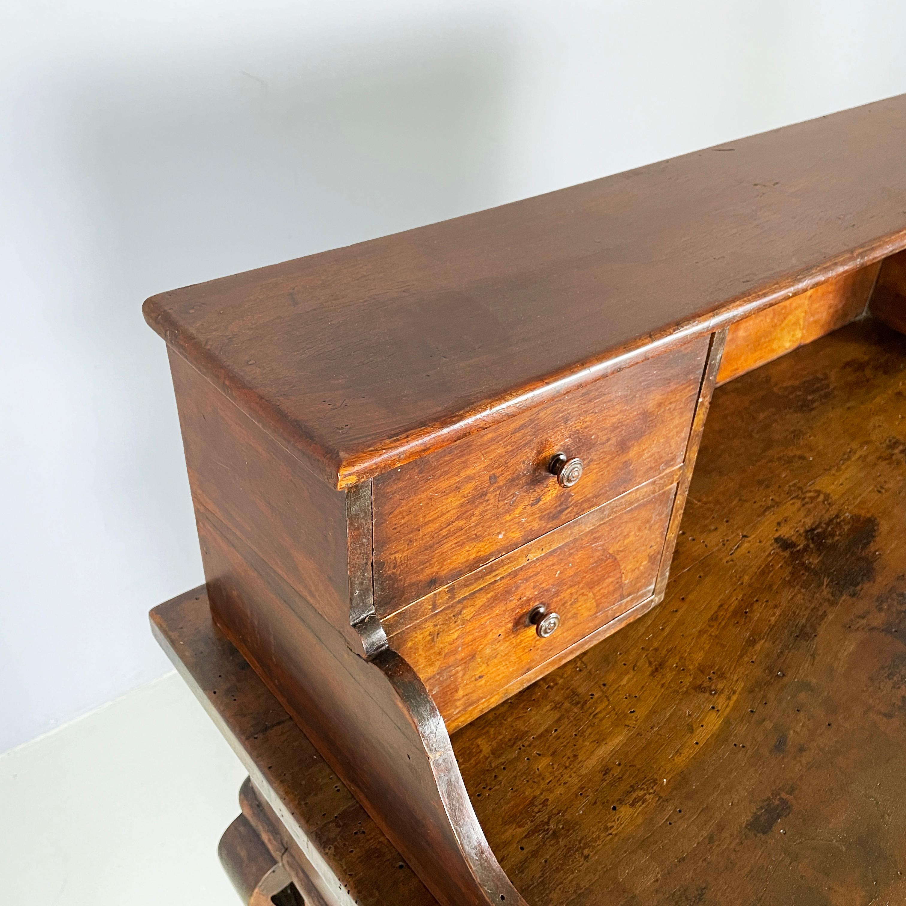 Escritorio antiguo italiano con cajones de madera de nogal, mediados del siglo XIX en venta 1
