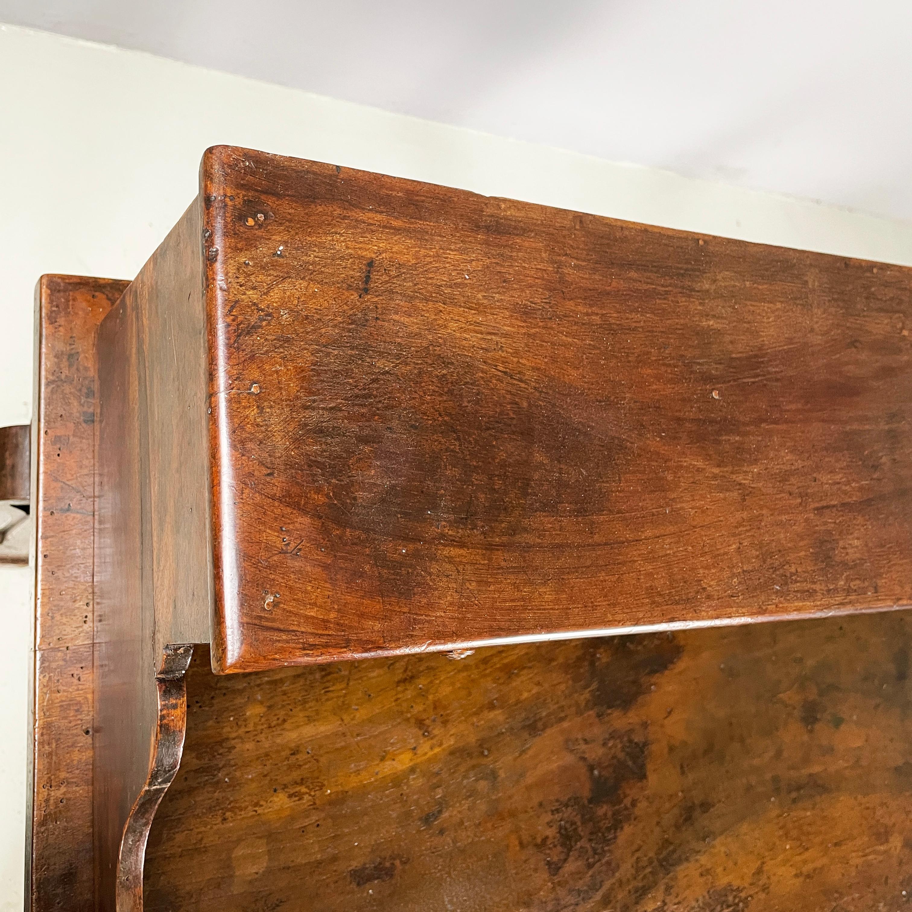 Escritorio antiguo italiano con cajones de madera de nogal, mediados del siglo XIX en venta 2