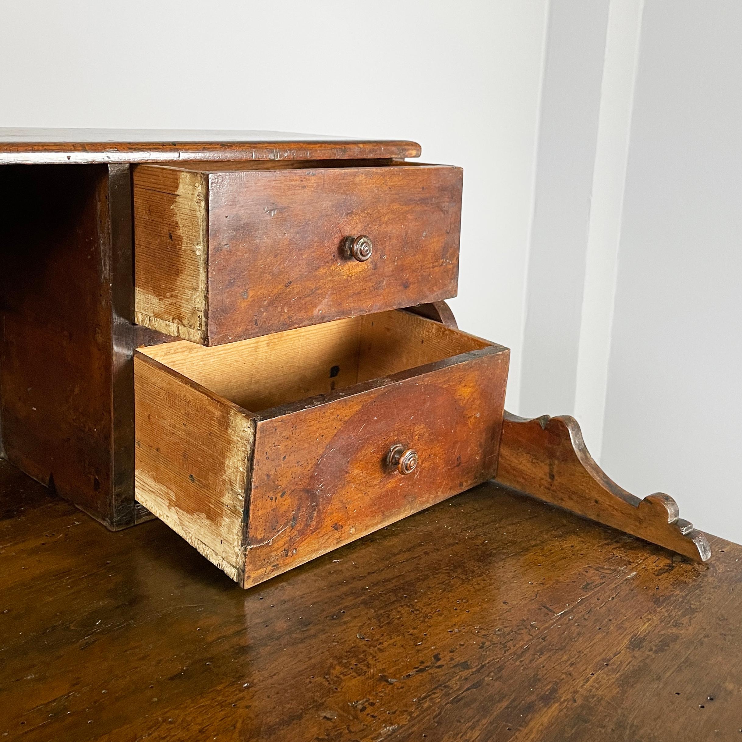 Escritorio antiguo italiano con cajones de madera de nogal, mediados del siglo XIX en venta 3
