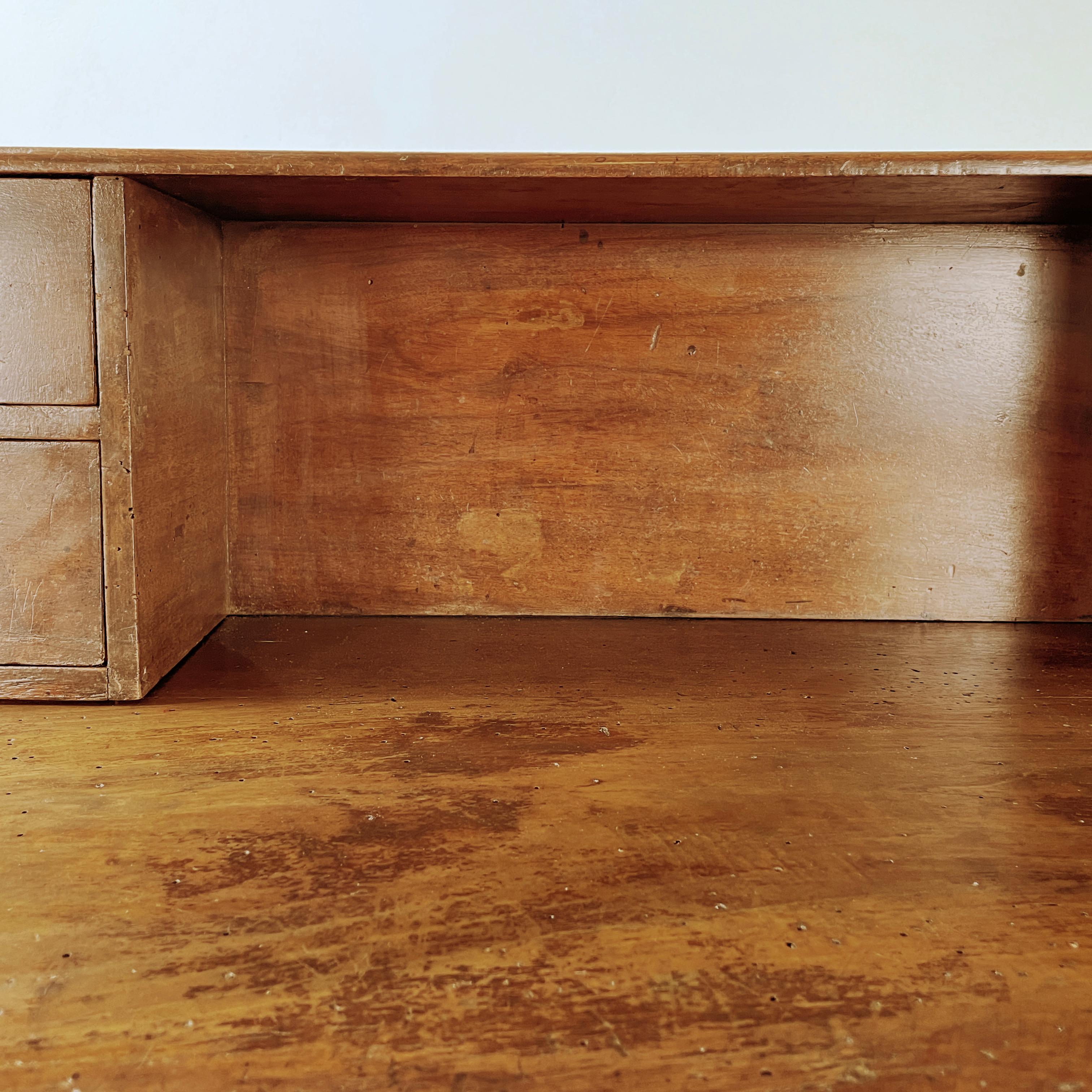 Escritorio antiguo italiano con cajones de madera de nogal, mediados del siglo XIX en venta 4