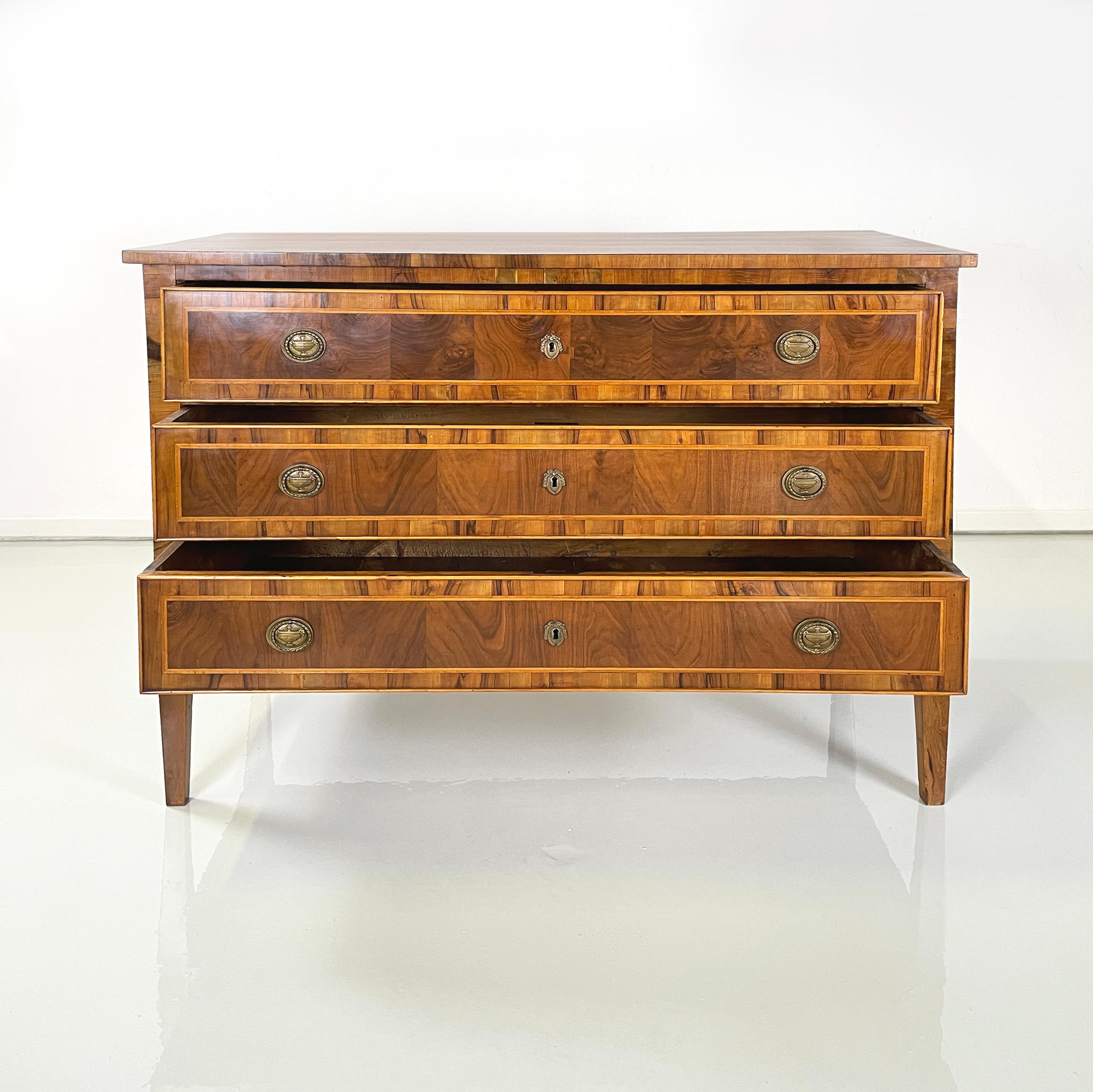 Italian antique Directory style Chest of drawers in solid wood, mid 1700s
Chest of drawers with rectangular top in solid wood of different shades. On the front it has 3 drawers, all equipped with a patch and two round brass handles, finely worked