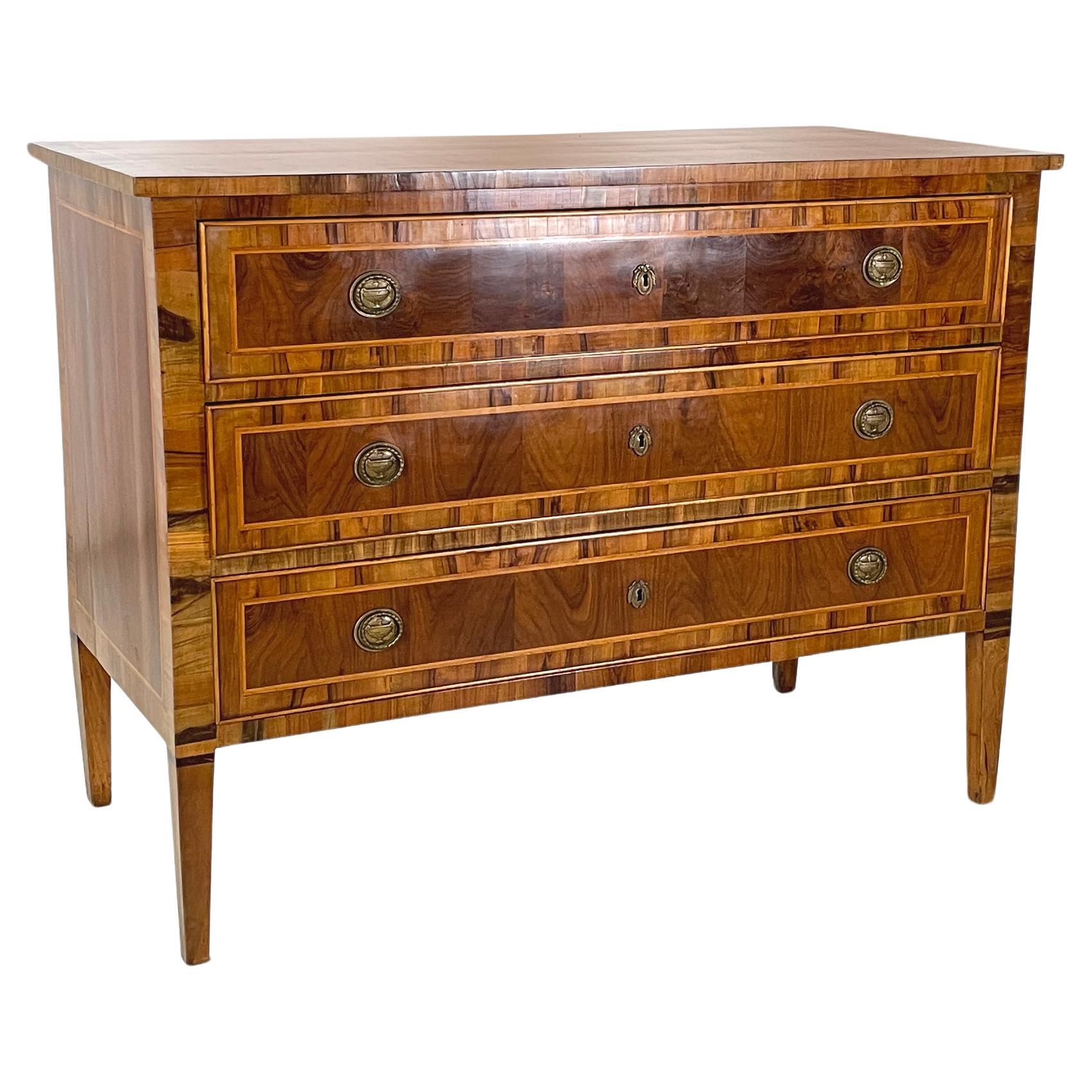 Italian antique Directory style Chest of drawers in solid wood, mid 1700s