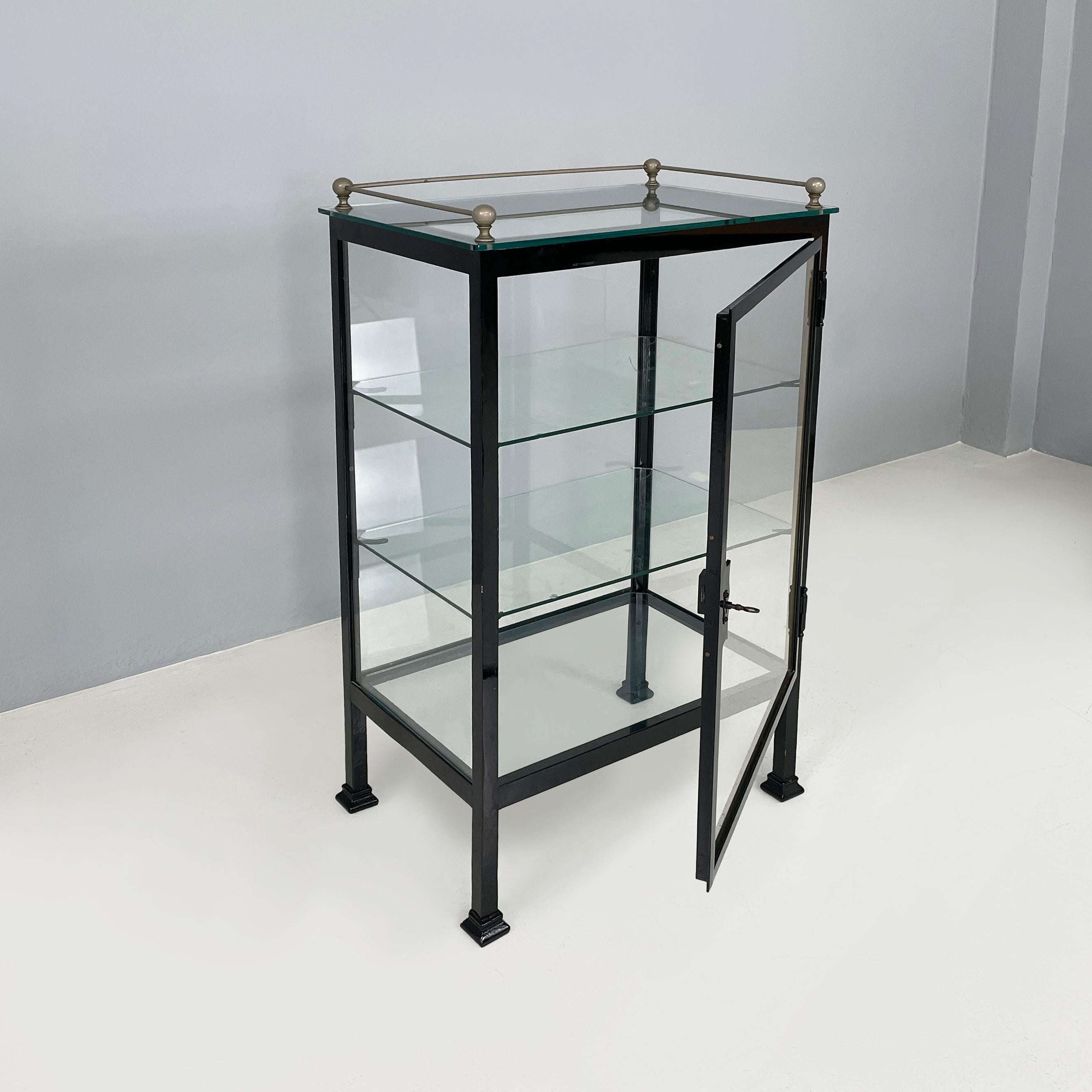 Italian antique Display cabinet in glass and black metal, early 1900s
Display case with a rectangular base made of black painted metal and glass. The frame is made of black painted metal strips, while the various sides are made of transparent glass.