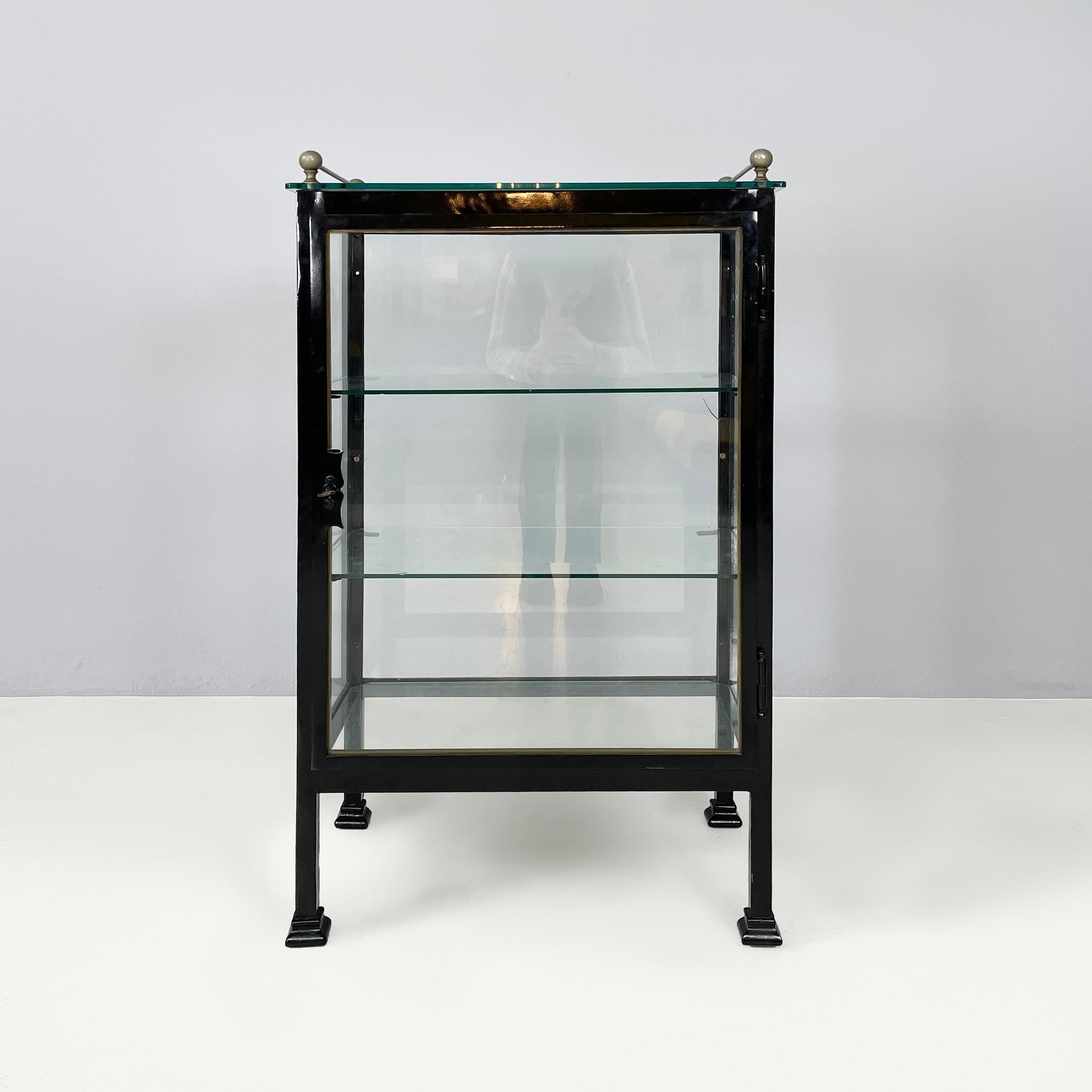 Italian antique Display cabinet in glass and black metal, early 1900s In Fair Condition For Sale In MIlano, IT