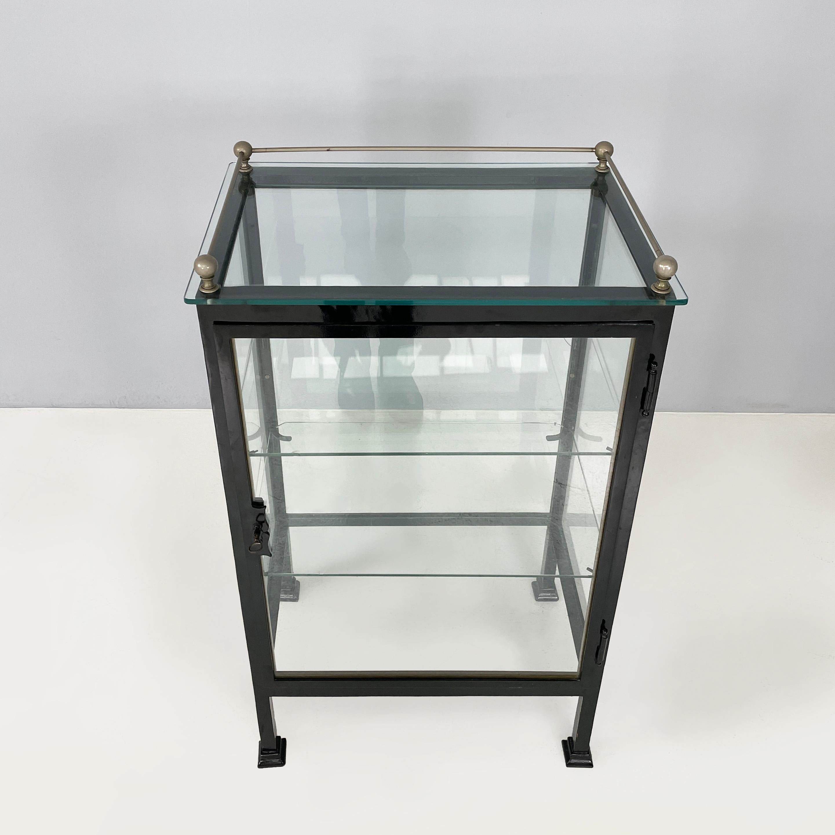 Métal Vitrine italienne ancienne en verre et métal noir, début des années 1900 en vente