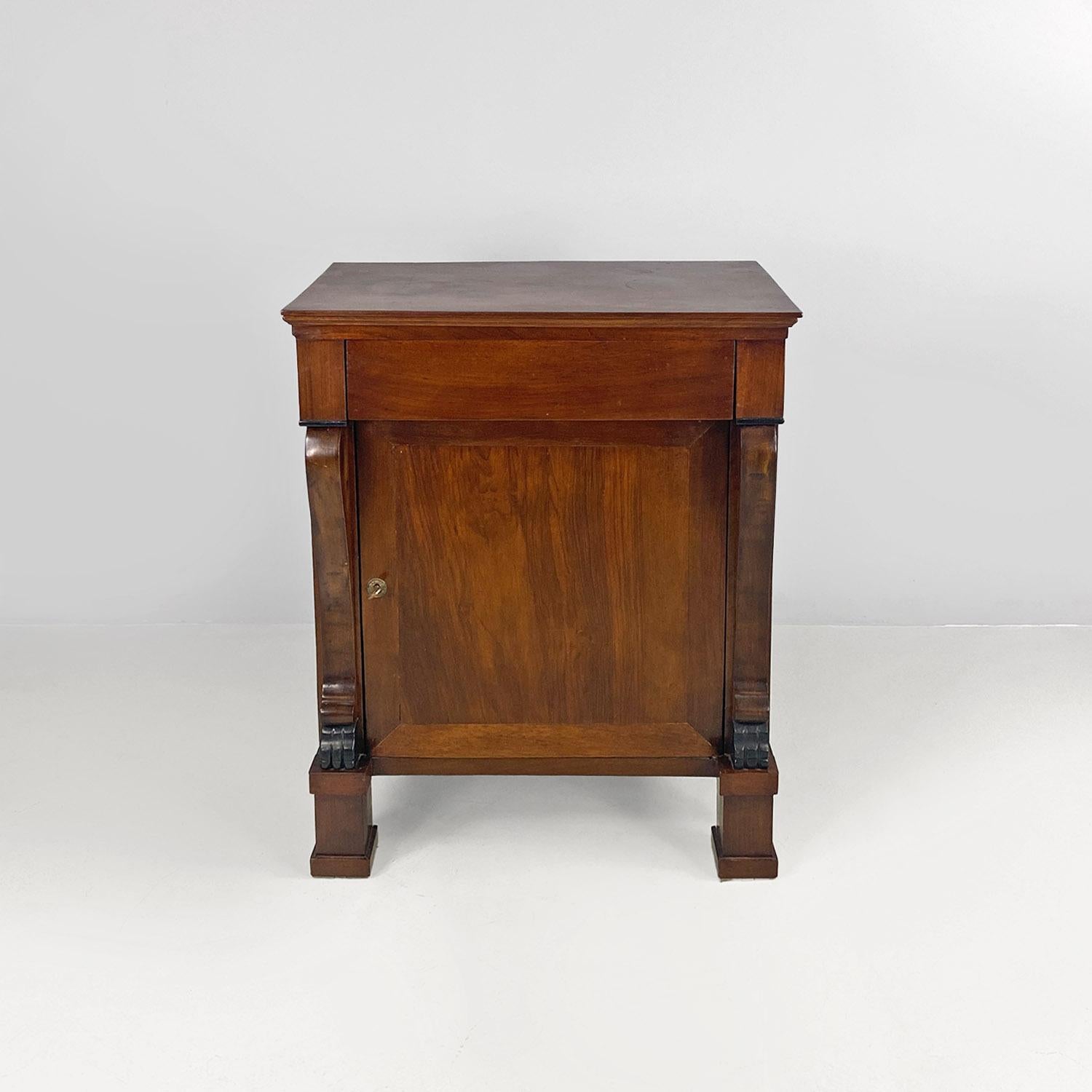 Antiguo armario italiano de madera estilo imperio con puerta y cajón, años 1850.
Armario de estilo Imperio, de madera chapada con columnas aladas, cajón central y puerta abatible.
Perfecto como aparador o mueble de entrada.
Data aproximadamente de