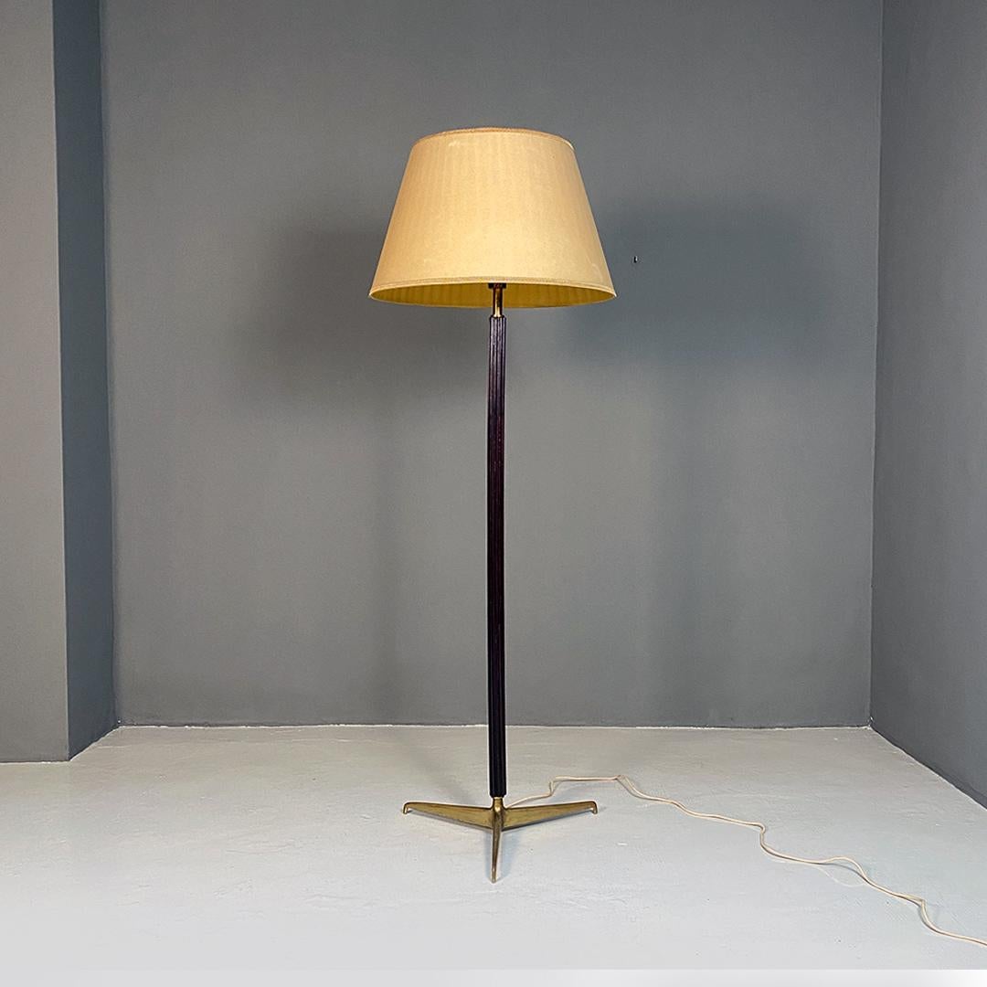 Italian Antique Floor Lamp with Wooden Stem Brass Base and Fabric Lampshade 1900 In Good Condition For Sale In MIlano, IT
