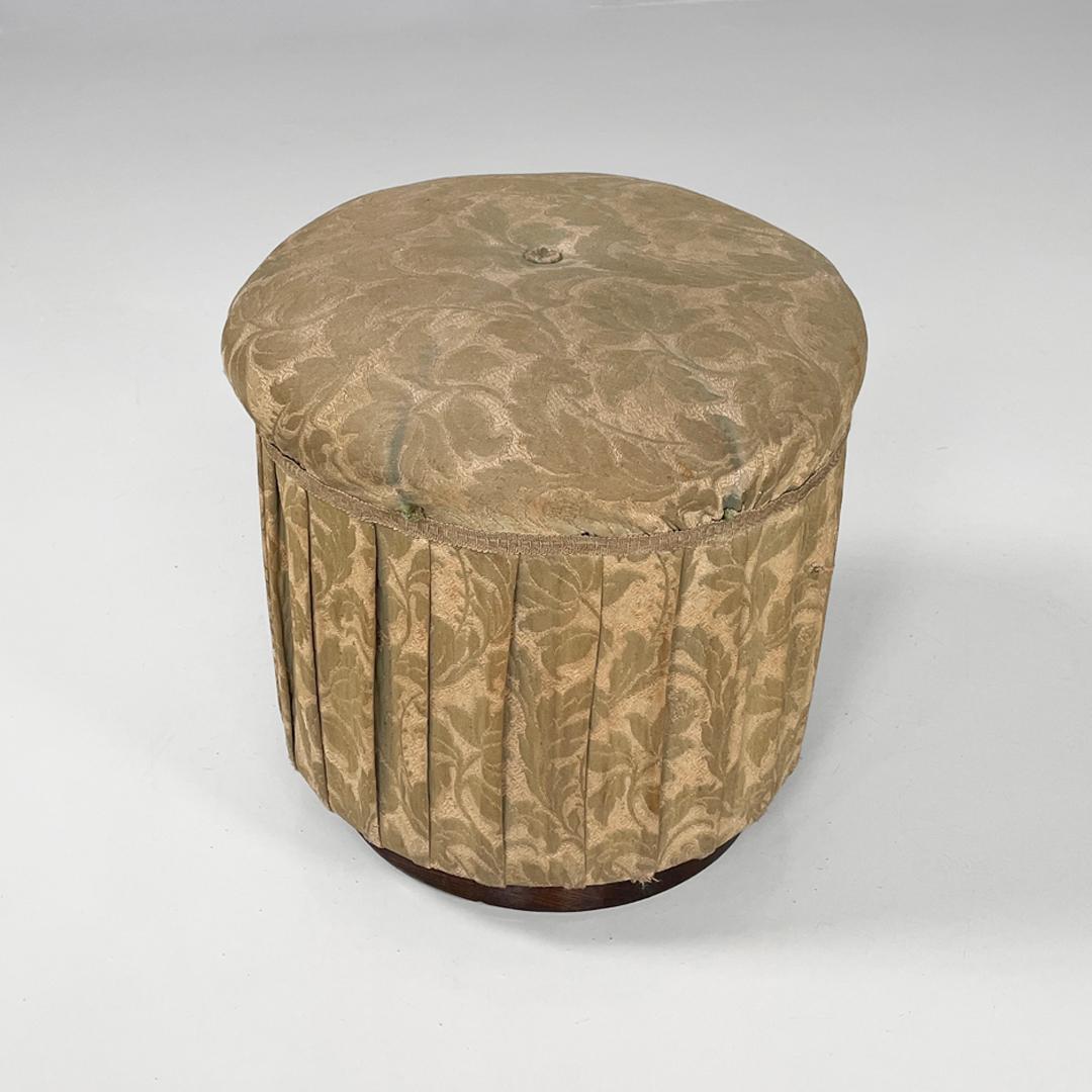 Reposapiés o puf antiguo italiano de tela, principios del 1900
Puf redondo de tela y madera. El asiento está acolchado y recubierto de tela de fondo beige con estilizada decoración floral.
La estructura del taburete es de madera.
Principios del