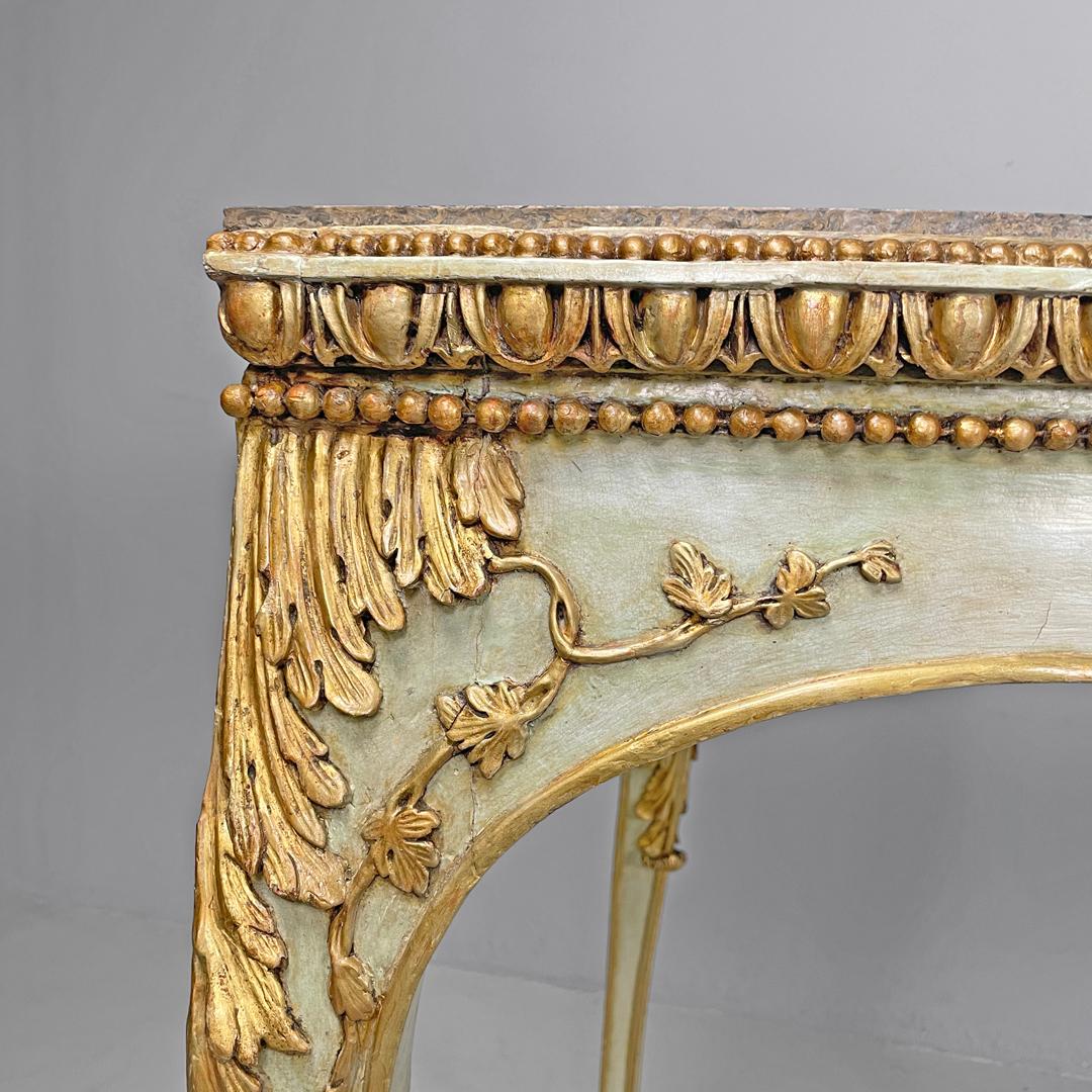 Consoles d'angle italiennes anciennes en bois doré vert avec plateau en marbre lumachella 1700s en vente 10