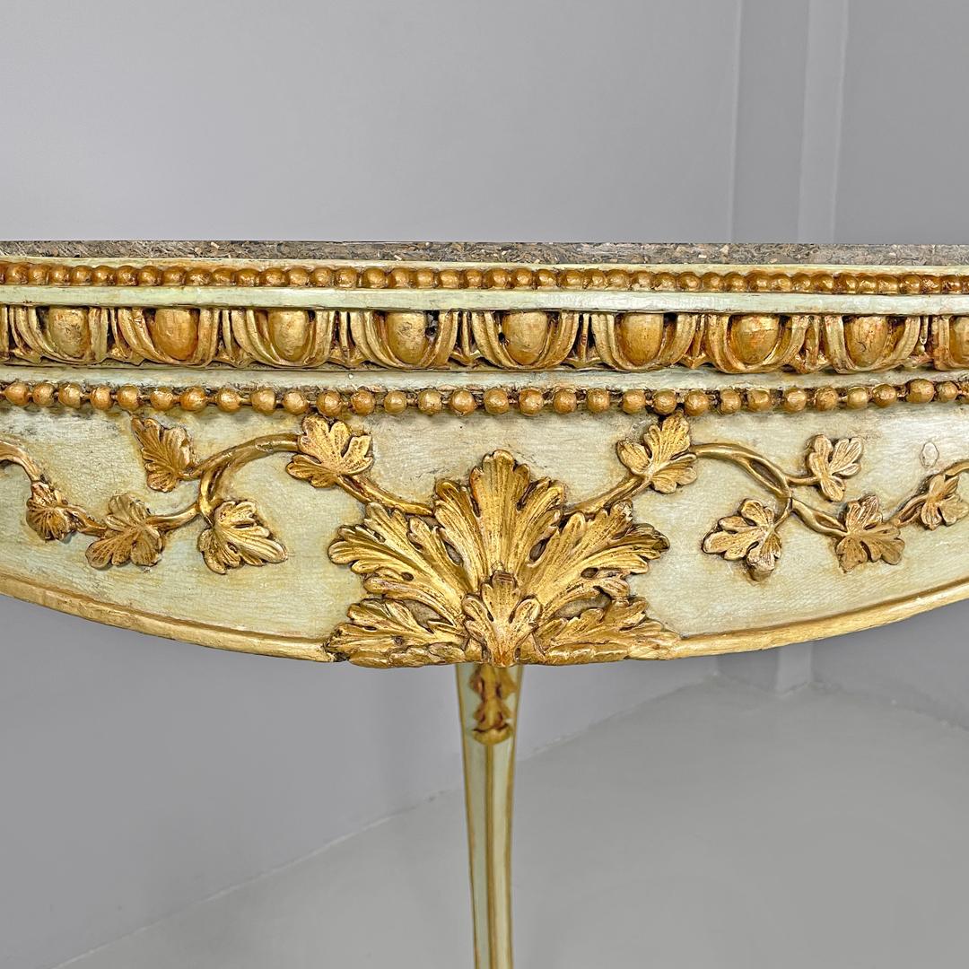 Consoles d'angle italiennes anciennes en bois doré vert avec plateau en marbre lumachella 1700s en vente 11