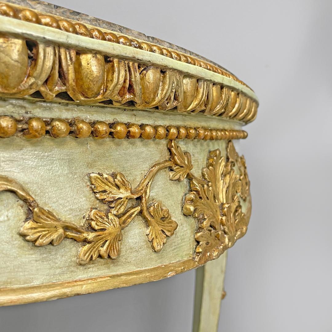 Consoles d'angle italiennes anciennes en bois doré vert avec plateau en marbre lumachella 1700s en vente 12