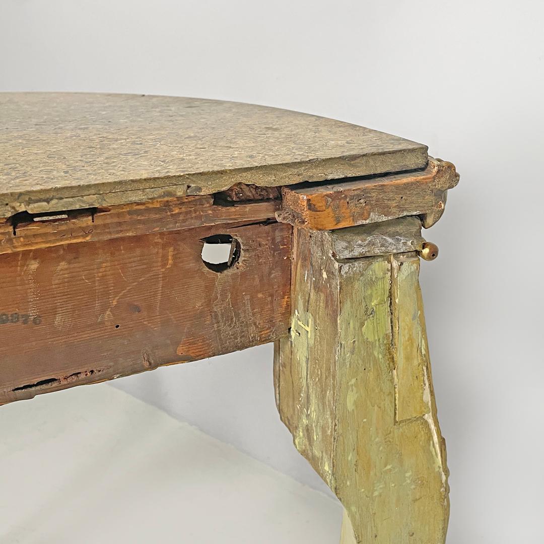 Consoles d'angle italiennes anciennes en bois doré vert avec plateau en marbre lumachella 1700s en vente 14