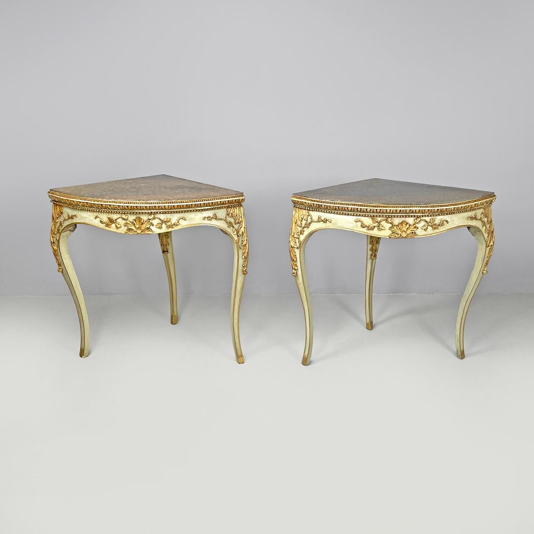 Consoles d'angle italiennes anciennes en bois doré vert avec plateau en marbre lumachella 1700s
Paire de meubles d'angle ou de consoles d'angle à base triangulaire. Les dessus sont en marbre lumachella dans les tons de brun et de gris foncé. La
