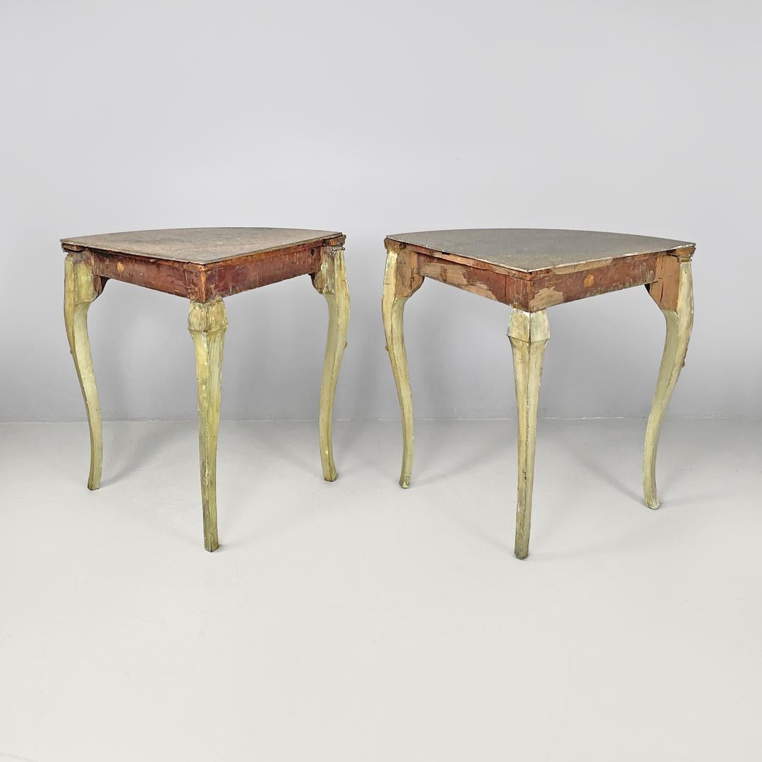 Consoles d'angle italiennes anciennes en bois doré vert avec plateau en marbre lumachella 1700s État moyen - En vente à MIlano, IT