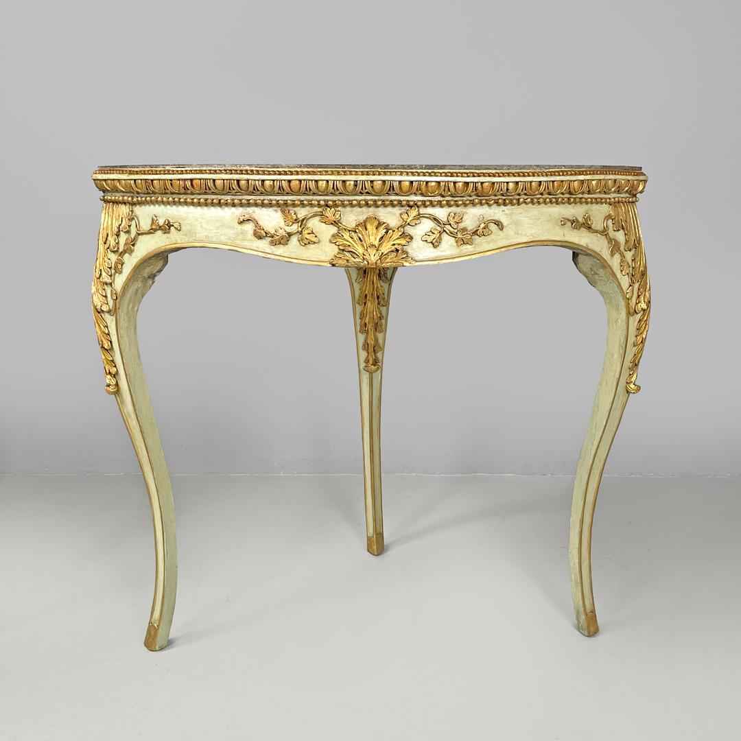 Marbre Consoles d'angle italiennes anciennes en bois doré vert avec plateau en marbre lumachella 1700s en vente
