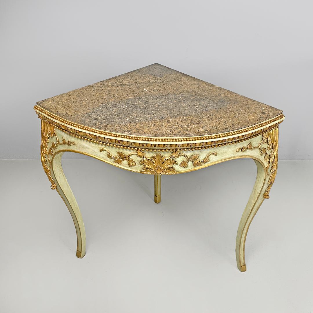 Consoles d'angle italiennes anciennes en bois doré vert avec plateau en marbre lumachella 1700s en vente 1