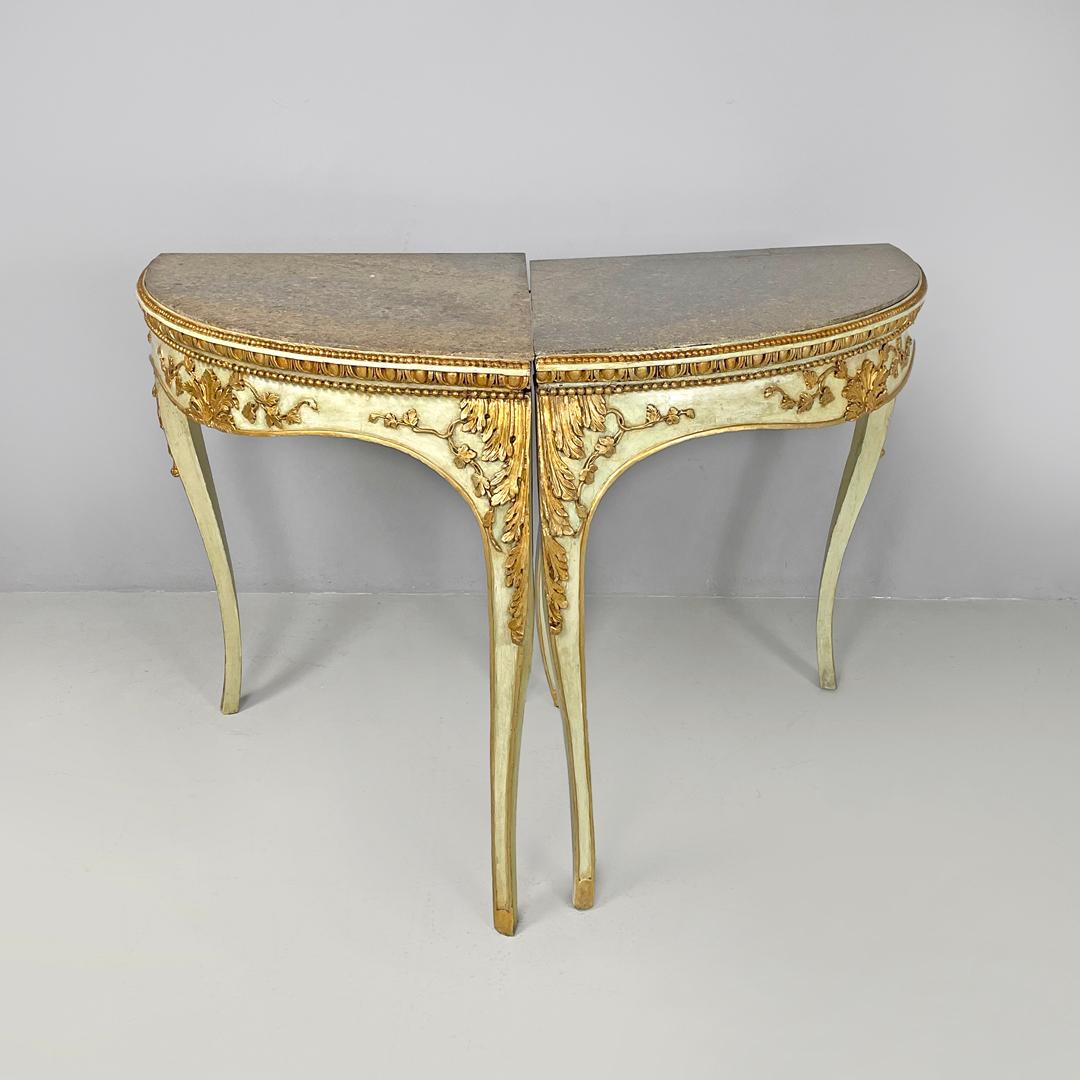 Consoles d'angle italiennes anciennes en bois doré vert avec plateau en marbre lumachella 1700s en vente 2
