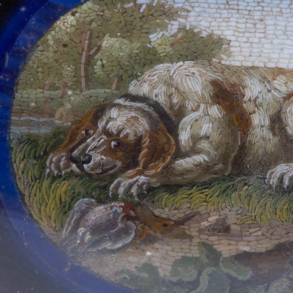 XIXe siècle Micro Mosaïque Italienne Antique Grand Tour Epagneul Après la Chasse en vente