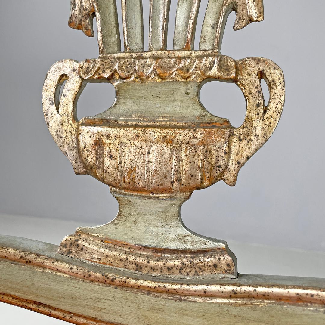 Italienische antike grüne und goldene italienische Holzsessel mit orangefarbenen Kissen, 1700er Jahre im Angebot 5
