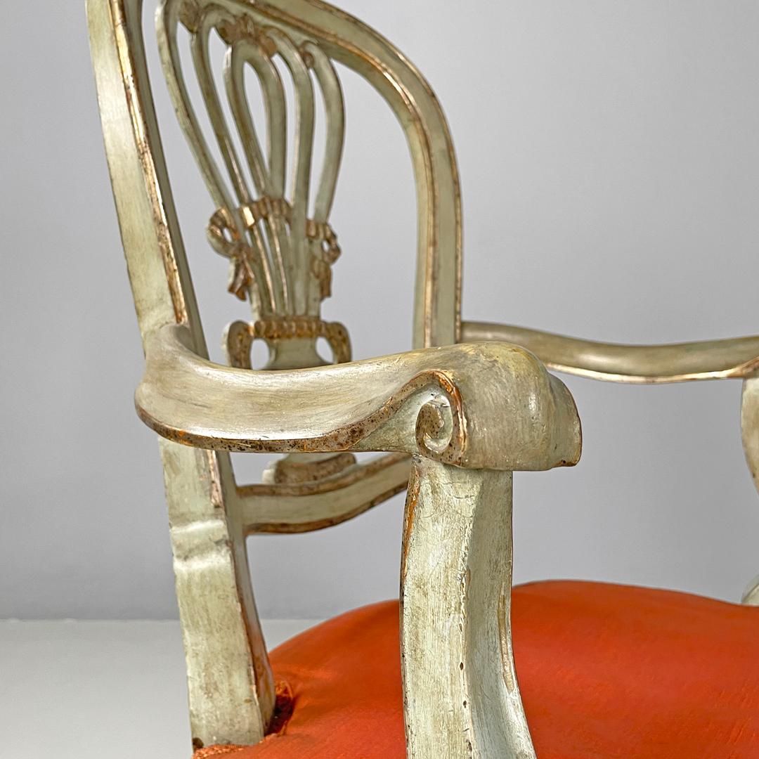 Italienische antike grüne und goldene italienische Holzsessel mit orangefarbenen Kissen, 1700er Jahre im Angebot 6