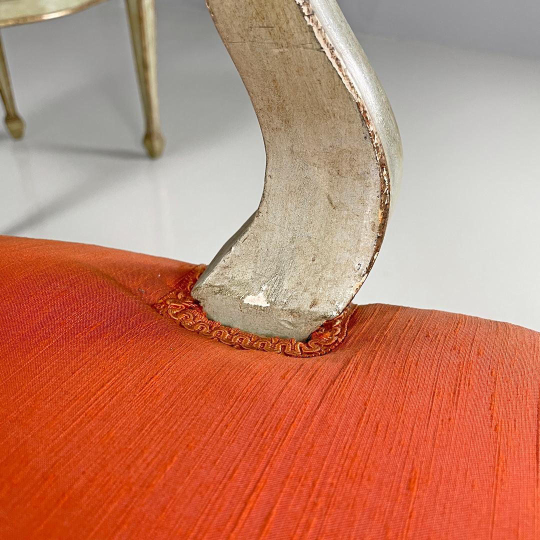 Italienische antike grüne und goldene italienische Holzsessel mit orangefarbenen Kissen, 1700er Jahre im Angebot 7