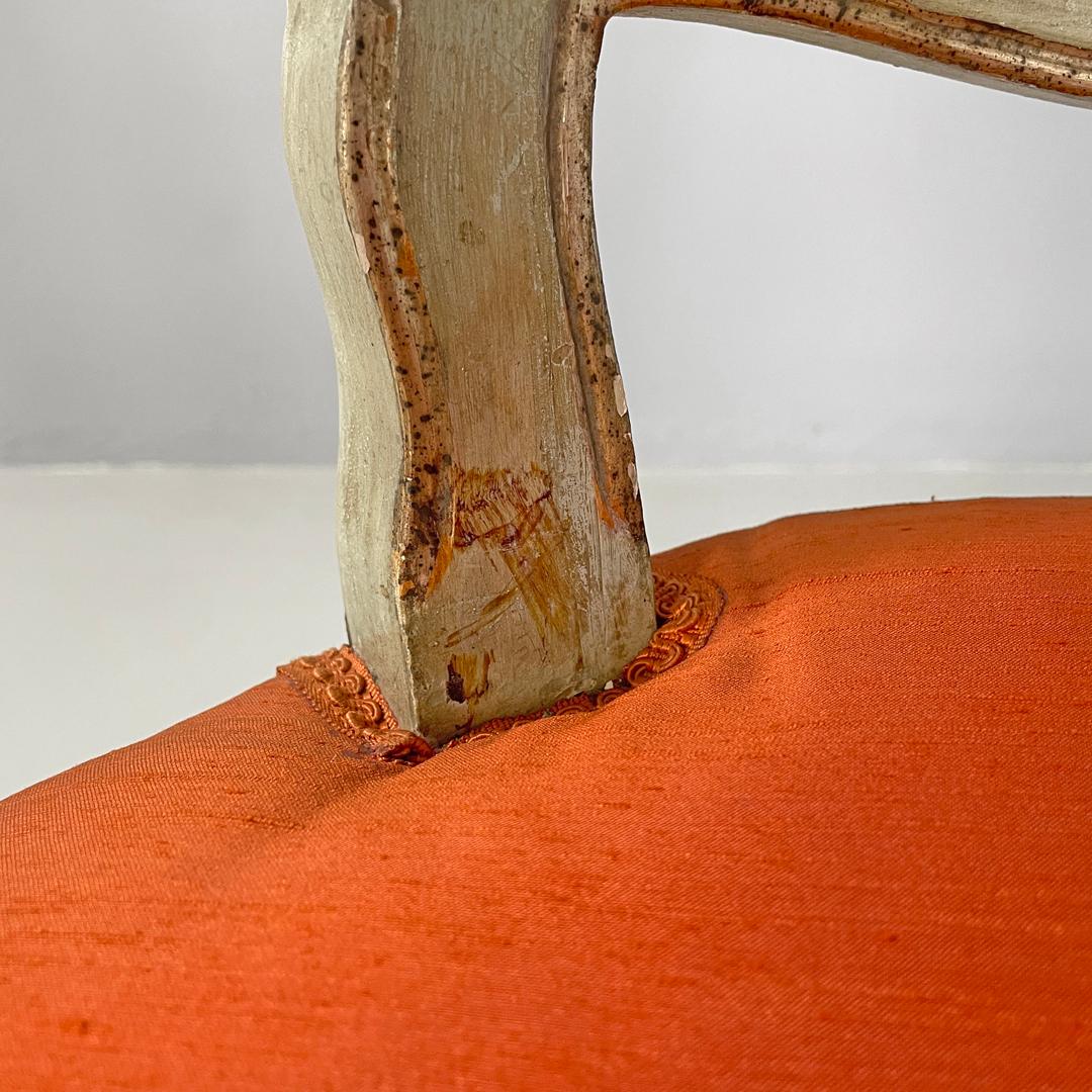 Italienische antike grüne und goldene italienische Holzsessel mit orangefarbenen Kissen, 1700er Jahre im Angebot 9